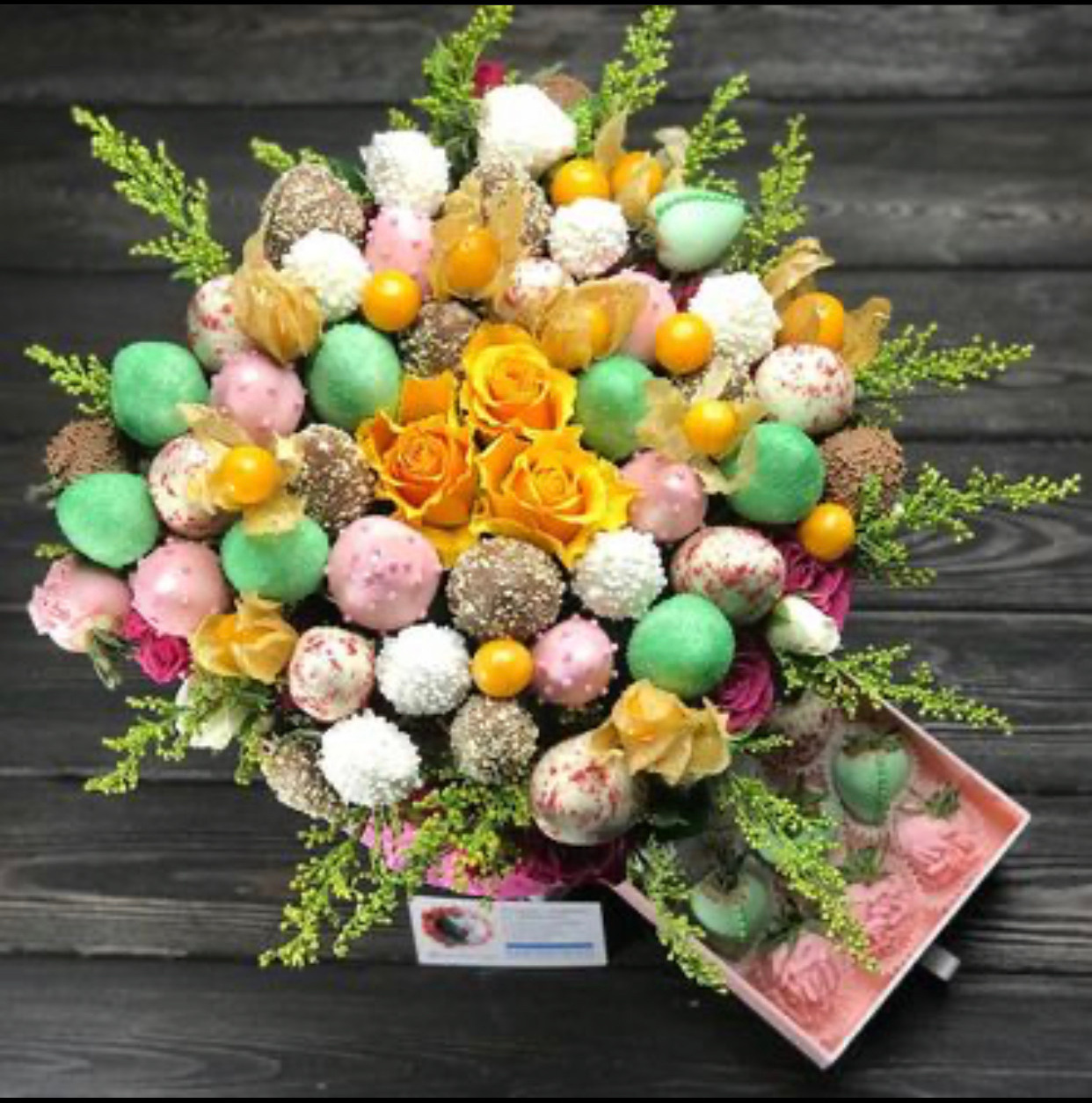 Композиции с цветами. Клубника в шоколаде в Сургуте