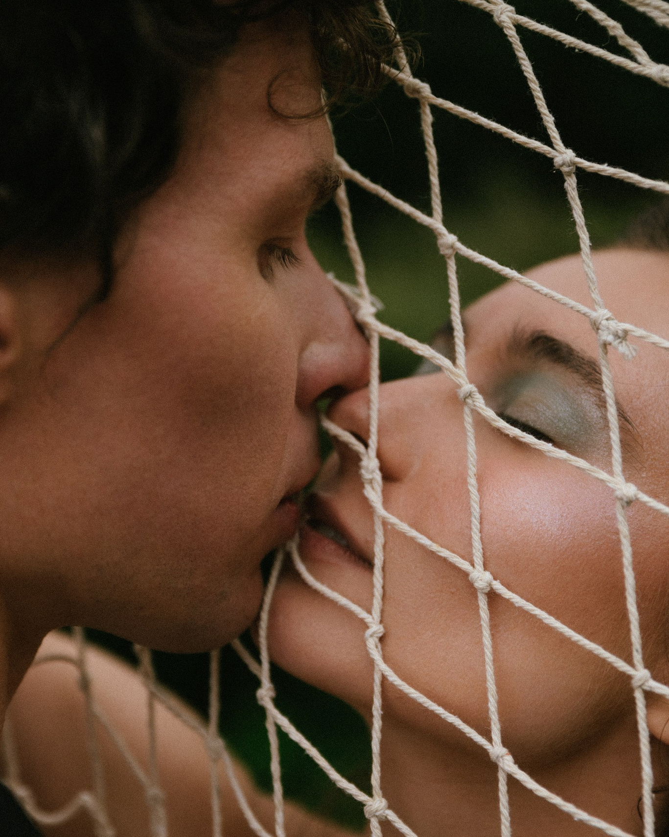 съёмка лавстори с ретро машиной, съёмка влюбленных в поле