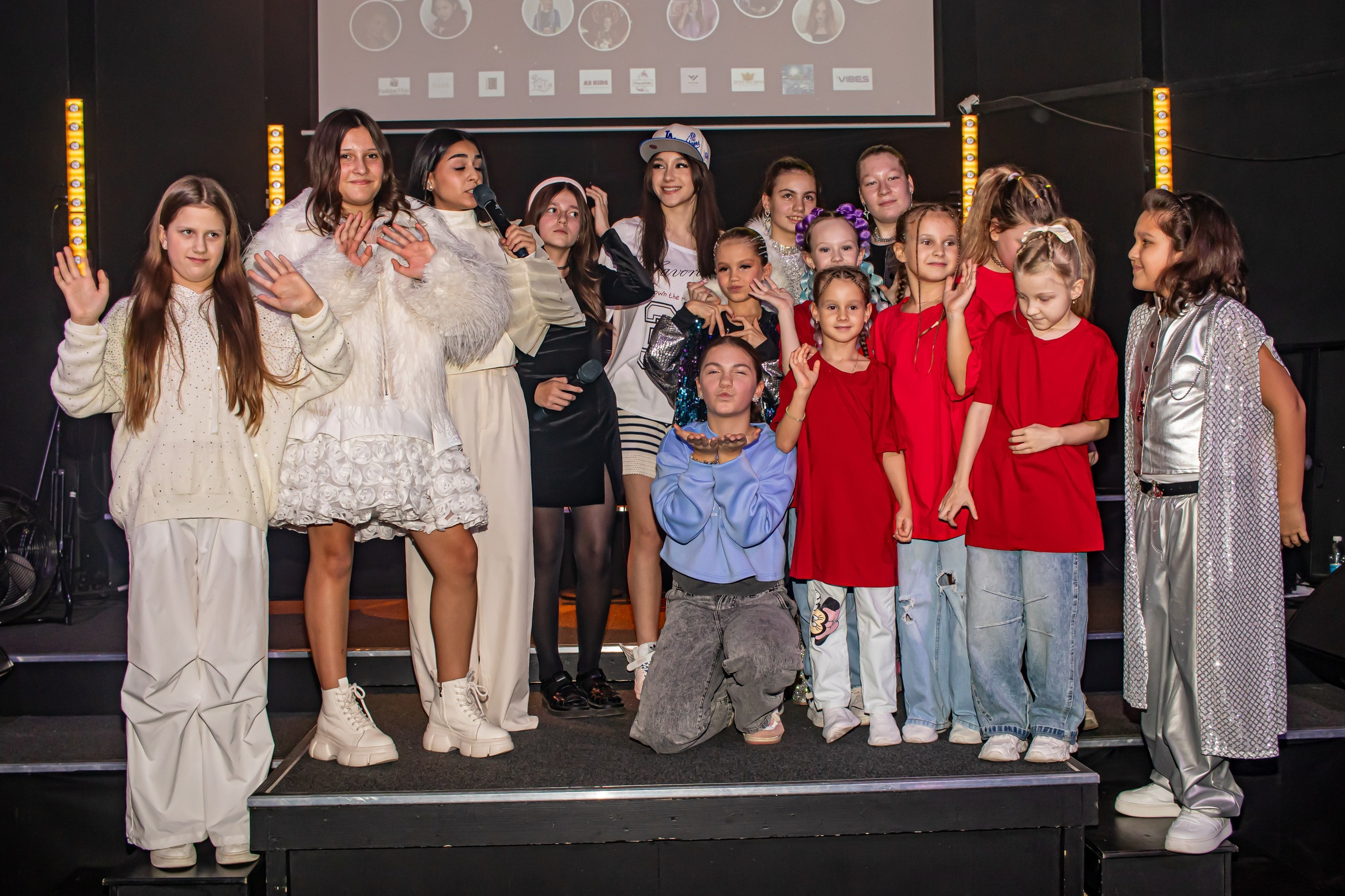 «Участники блогерской вечеринки Blogger Snow Party 2025 на сцене — фото фотограф Карасёва Елена»