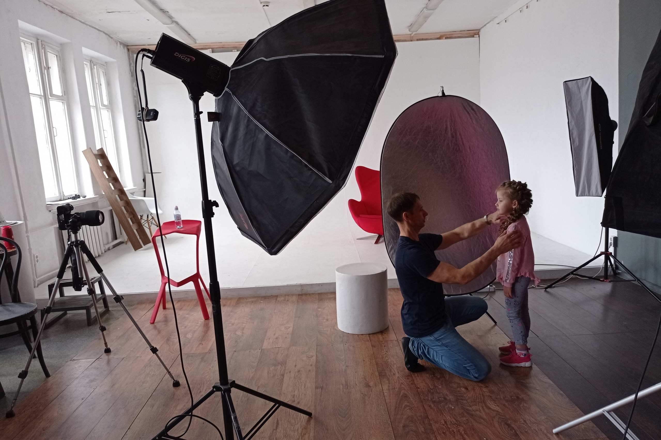 Бэкстэйдж фотосессии выпускников детского сада в фотостудии.