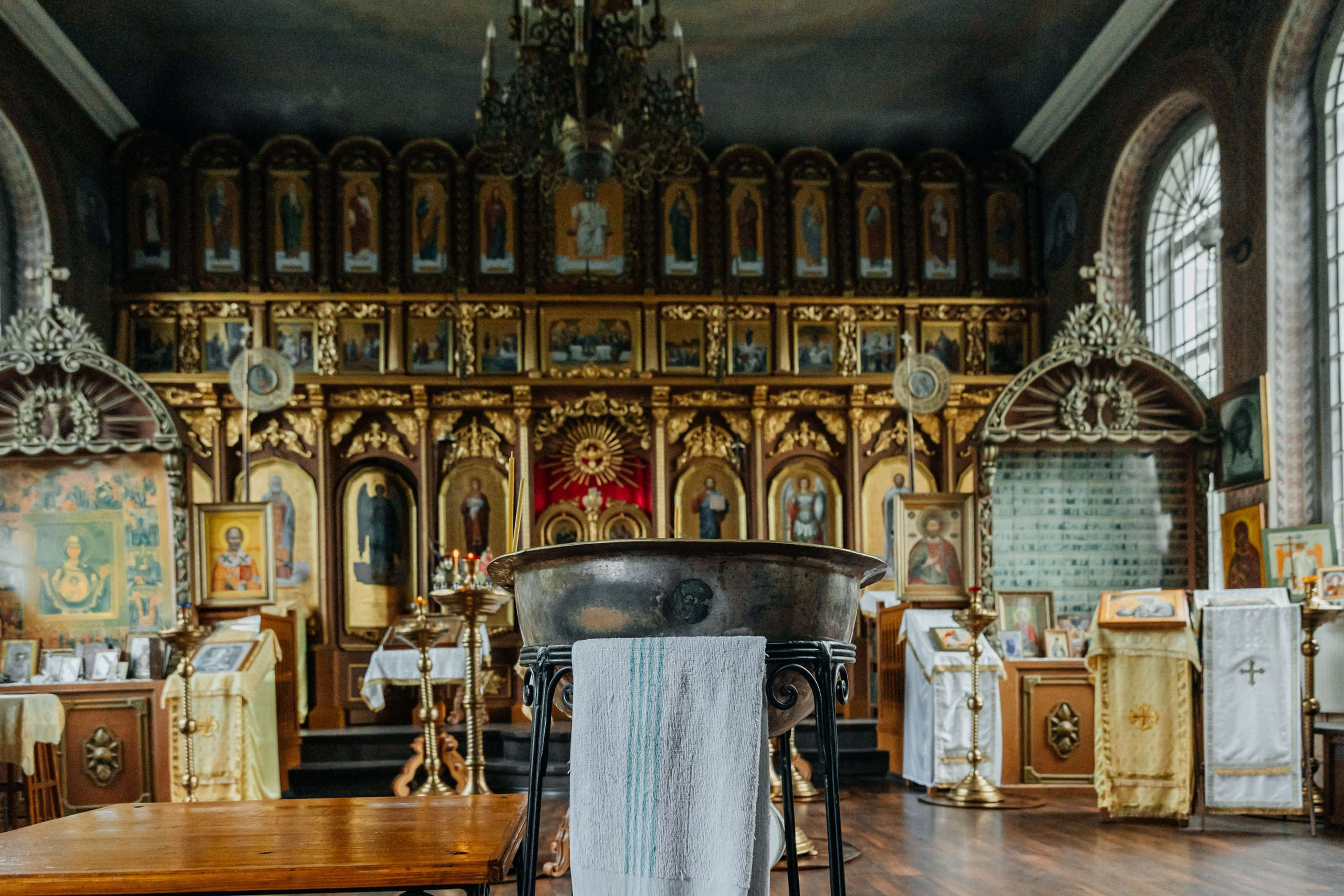 Священник проводит обряд крещения