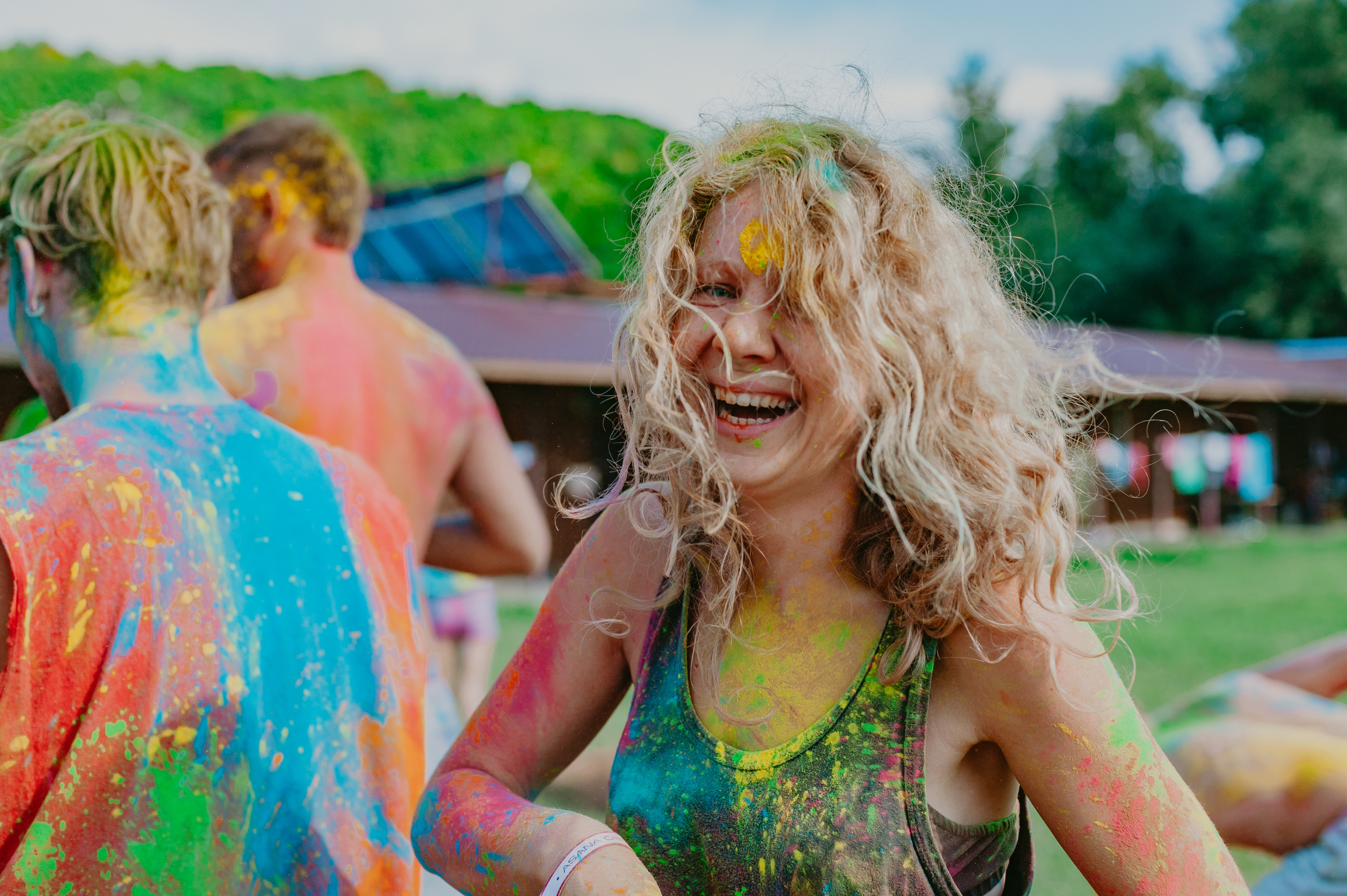 Праздник красок Холи на Фестивале Асана. Семейный фотограф Ульяна Вишнякова