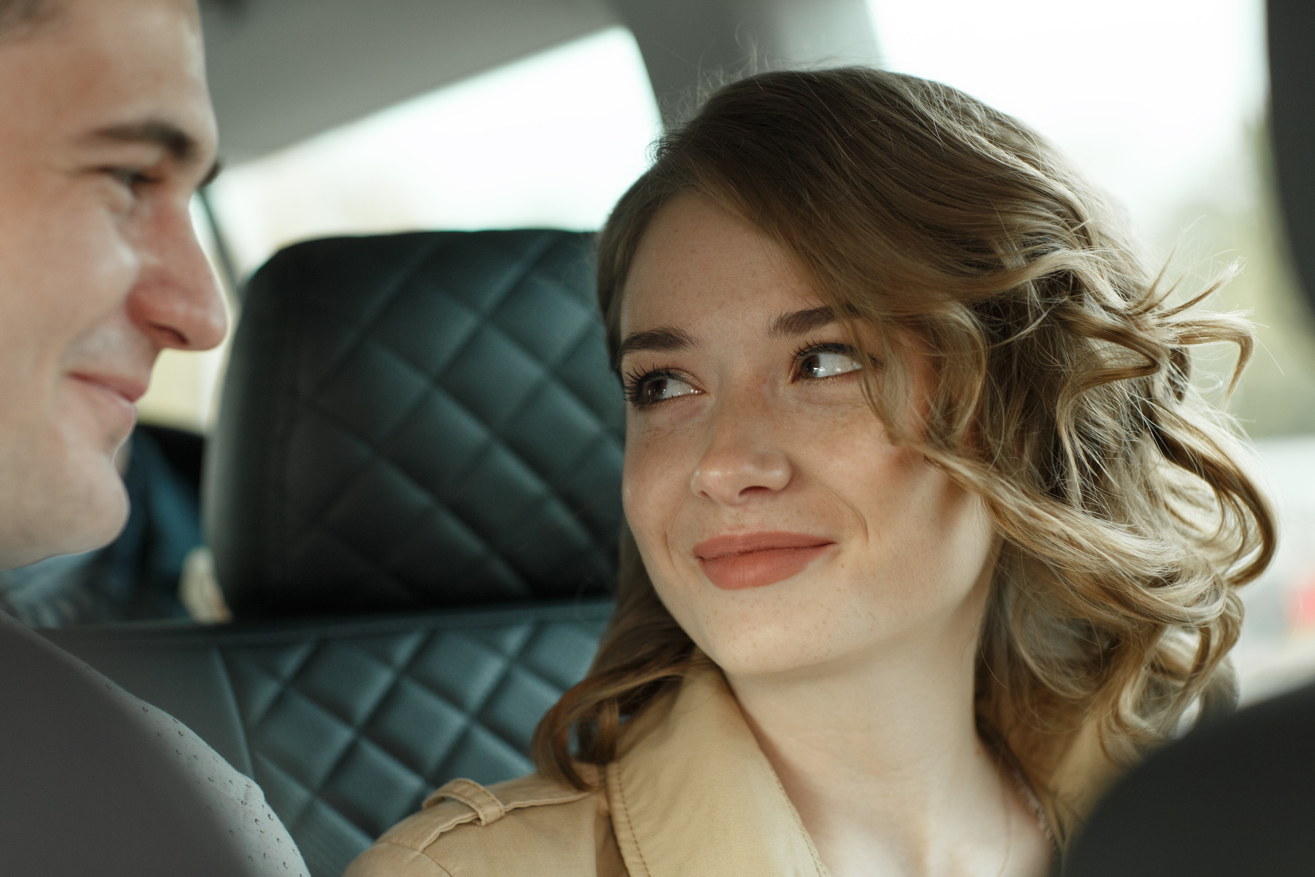 Свадебная прогулка красивой пары на берегу озера