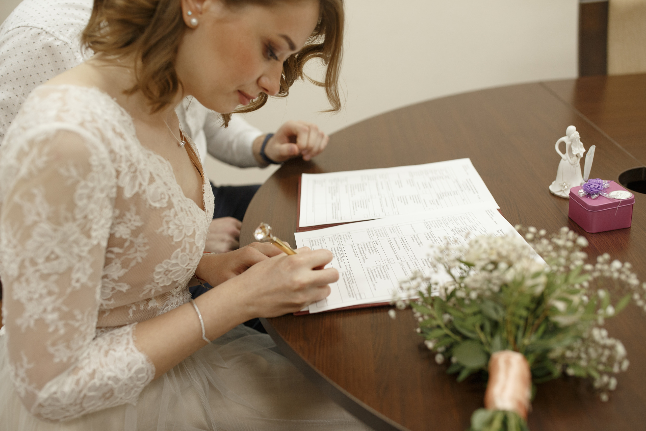 Свадебная прогулка красивой пары на берегу озера