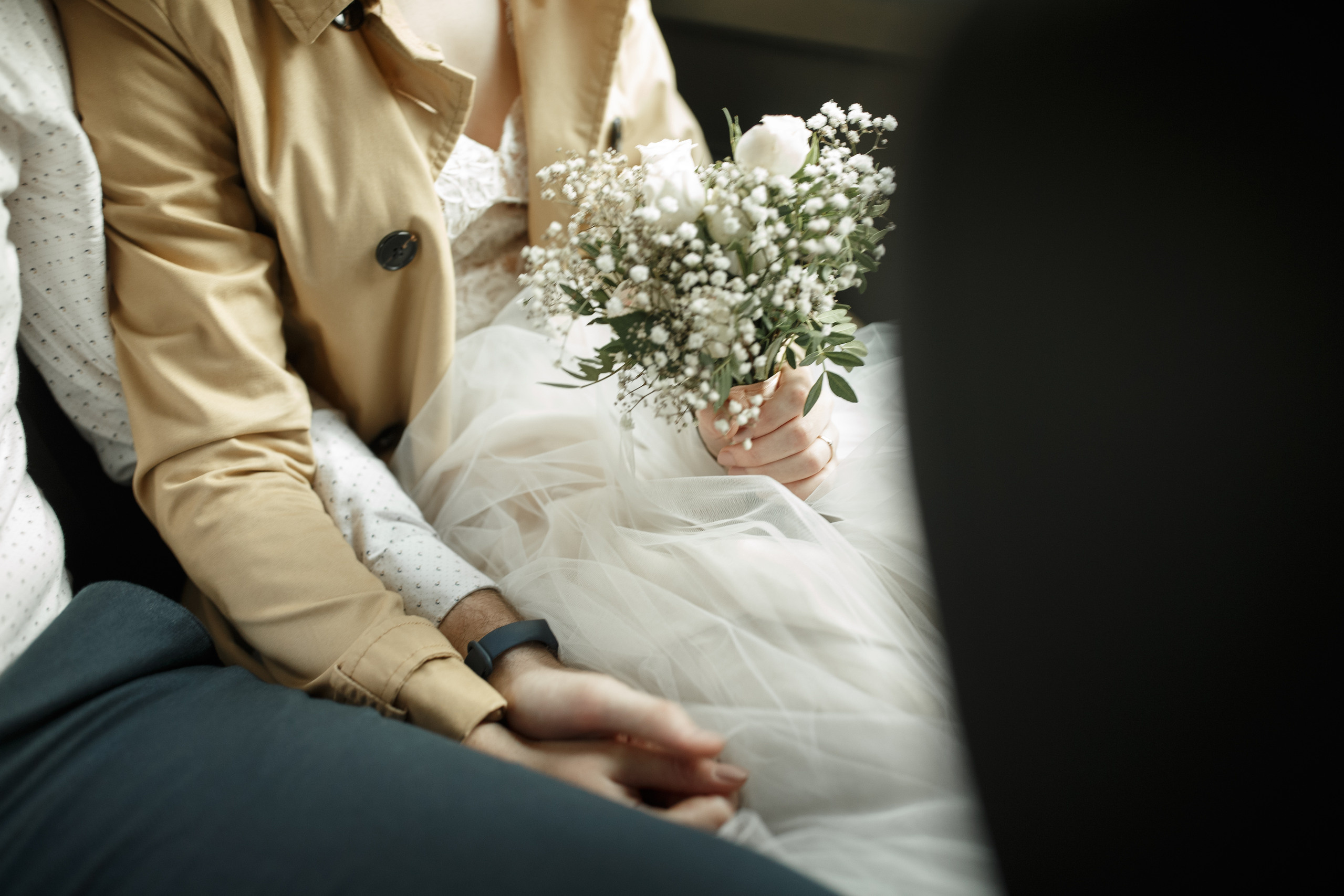 Свадебная прогулка красивой пары на берегу озера