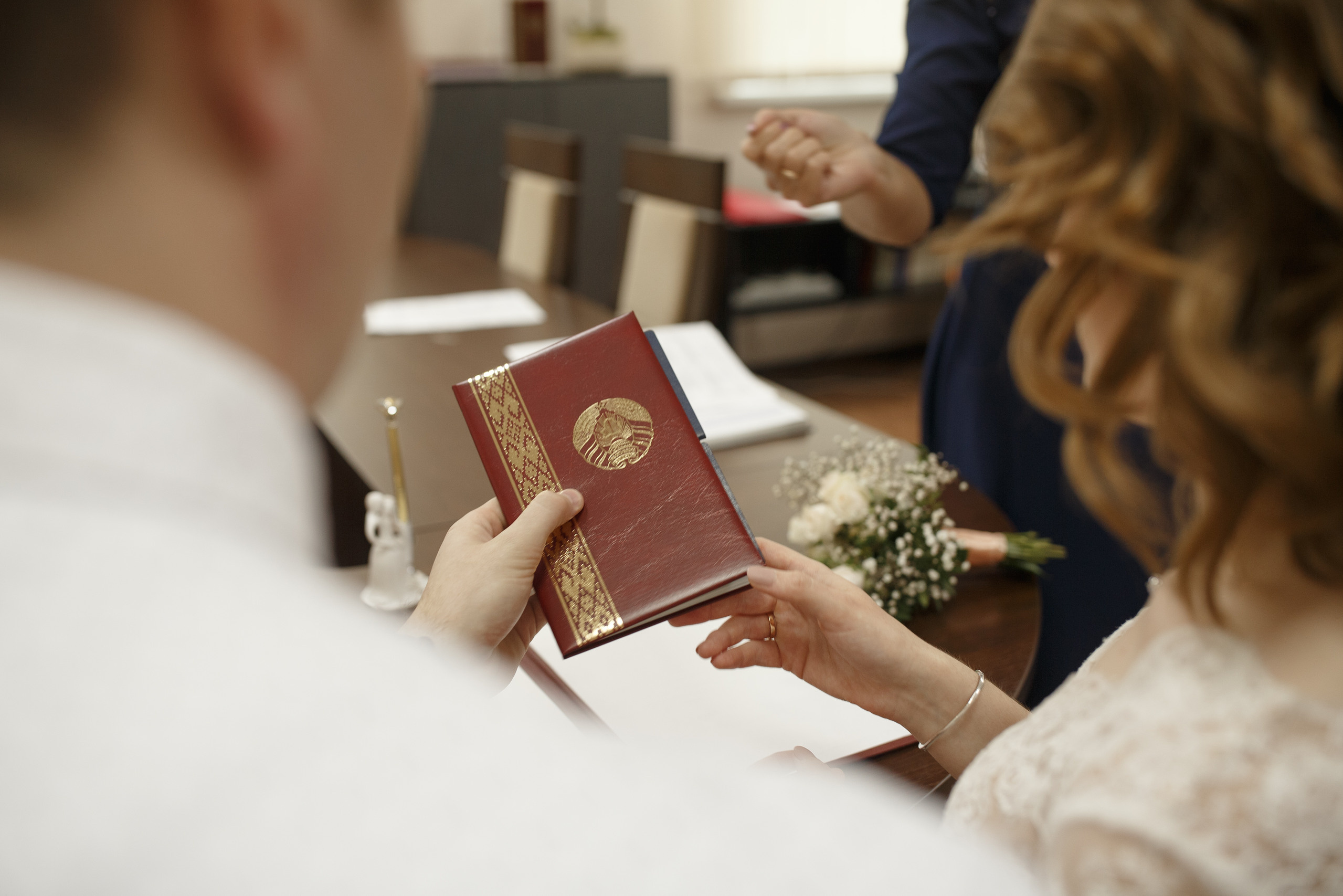 Свадебная прогулка красивой пары на берегу озера