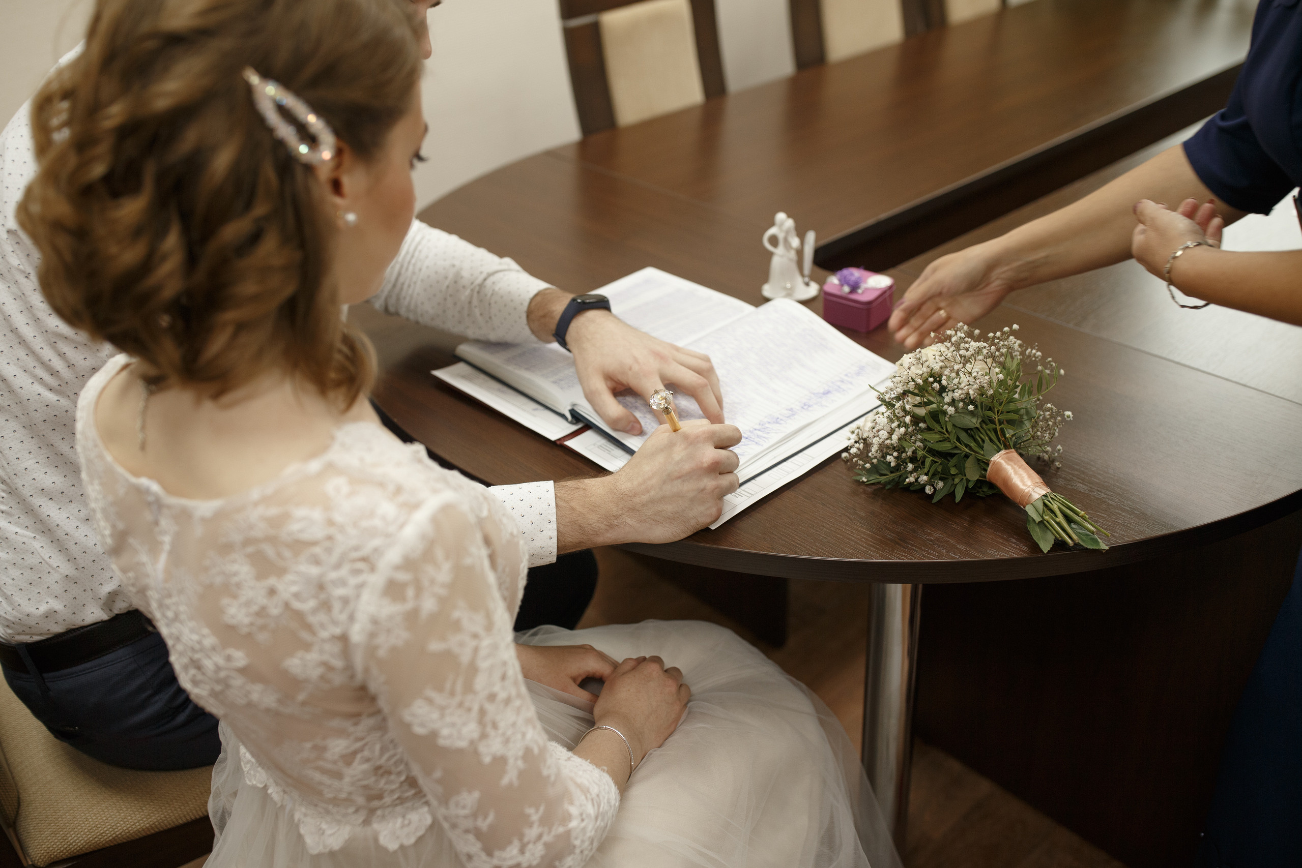 Свадебная прогулка красивой пары на берегу озера