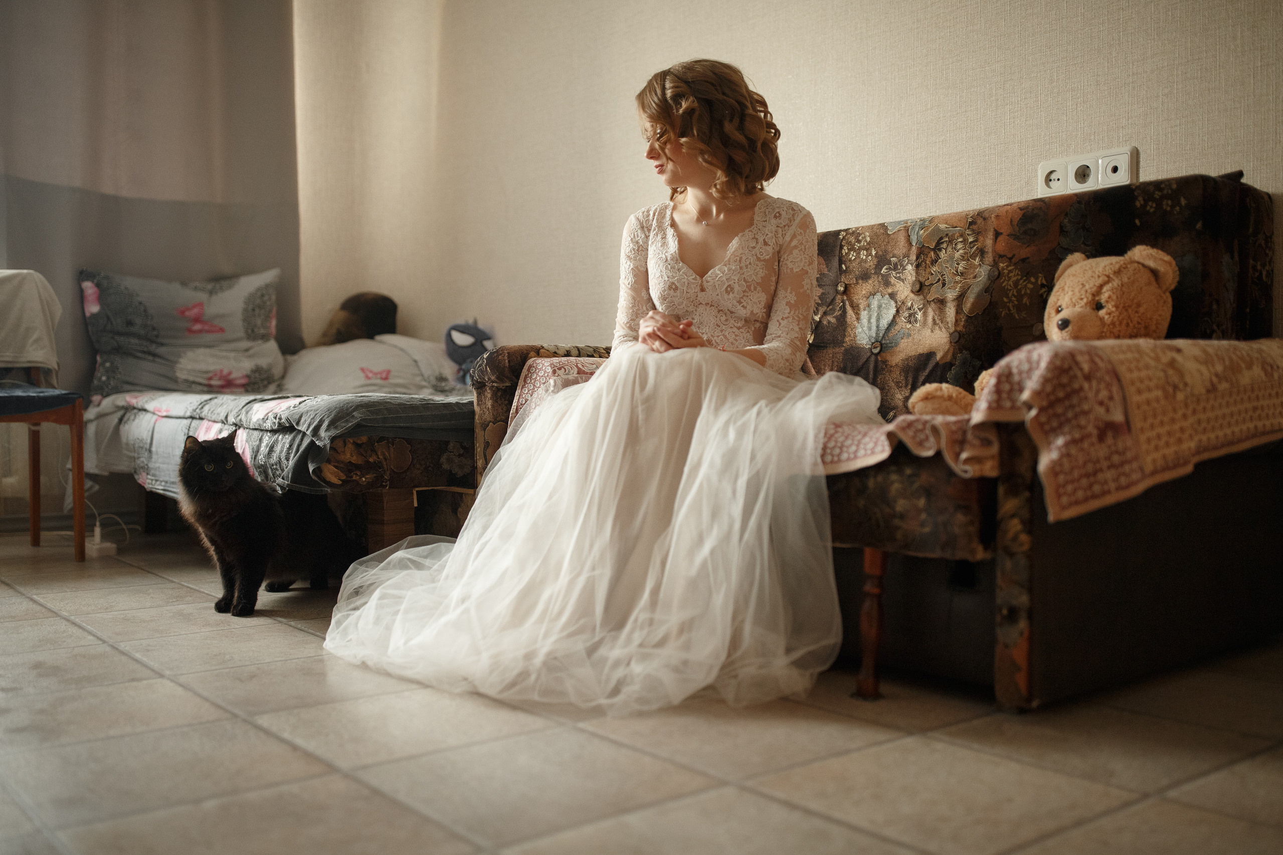 Свадебная прогулка красивой пары на берегу озера