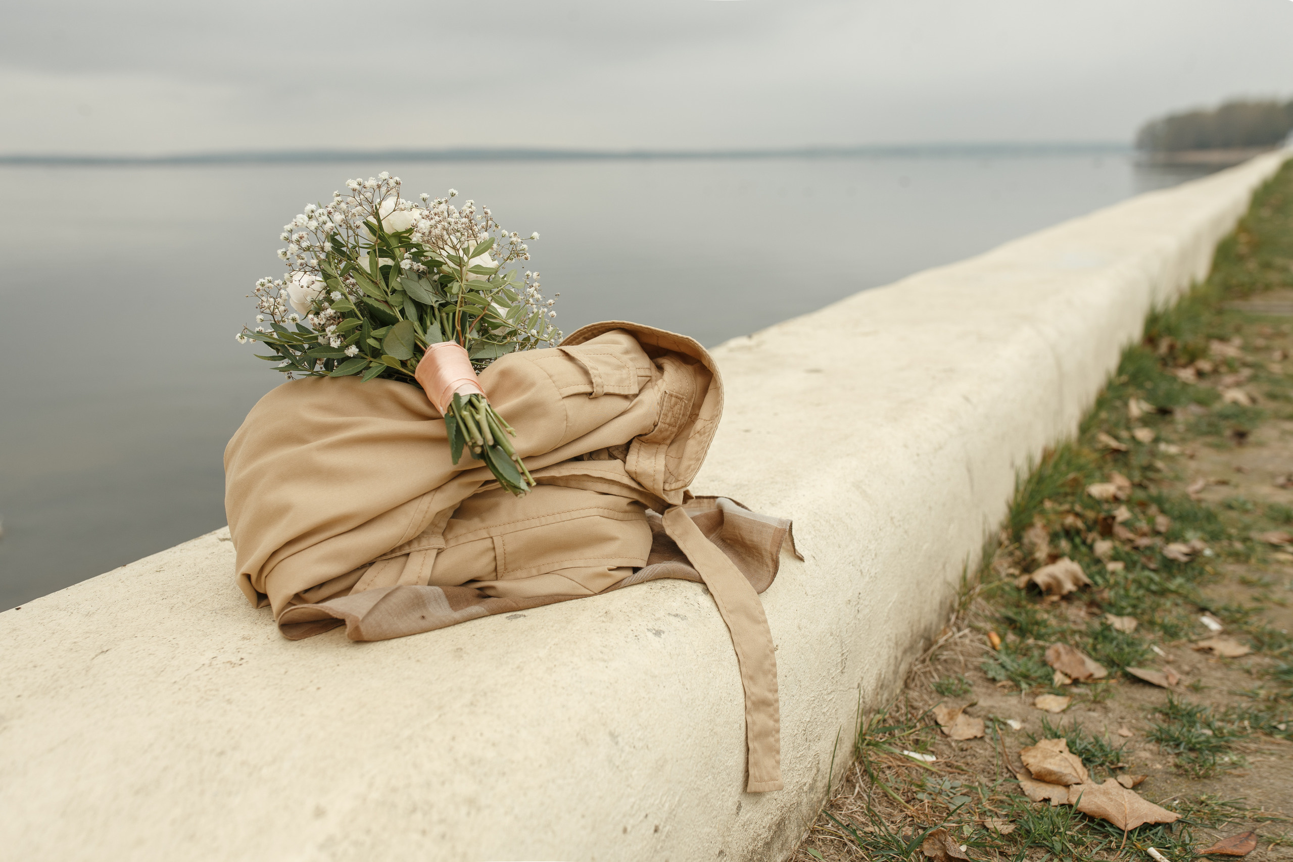 Свадебная прогулка красивой пары на берегу озера