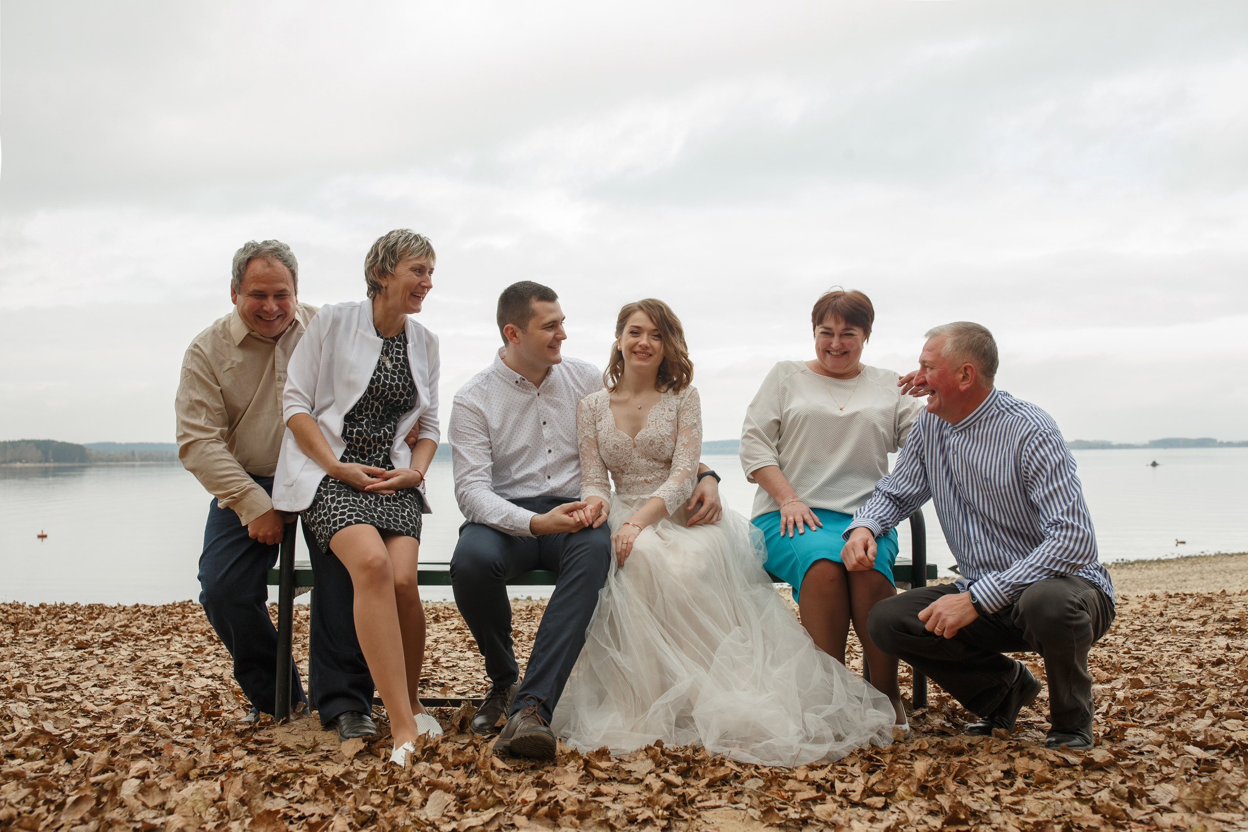 Свадебная прогулка красивой пары на берегу озера