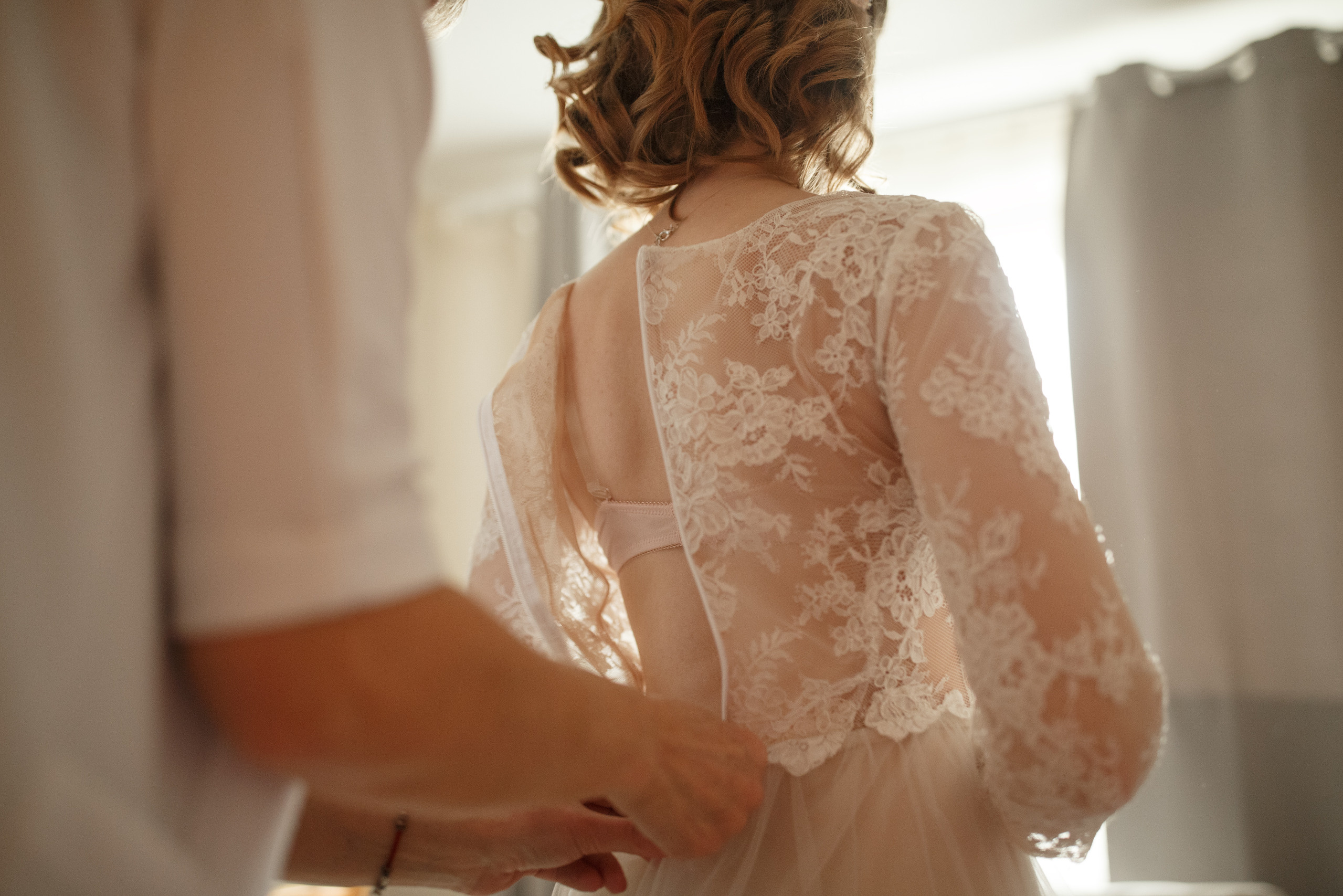 Свадебная прогулка красивой пары на берегу озера