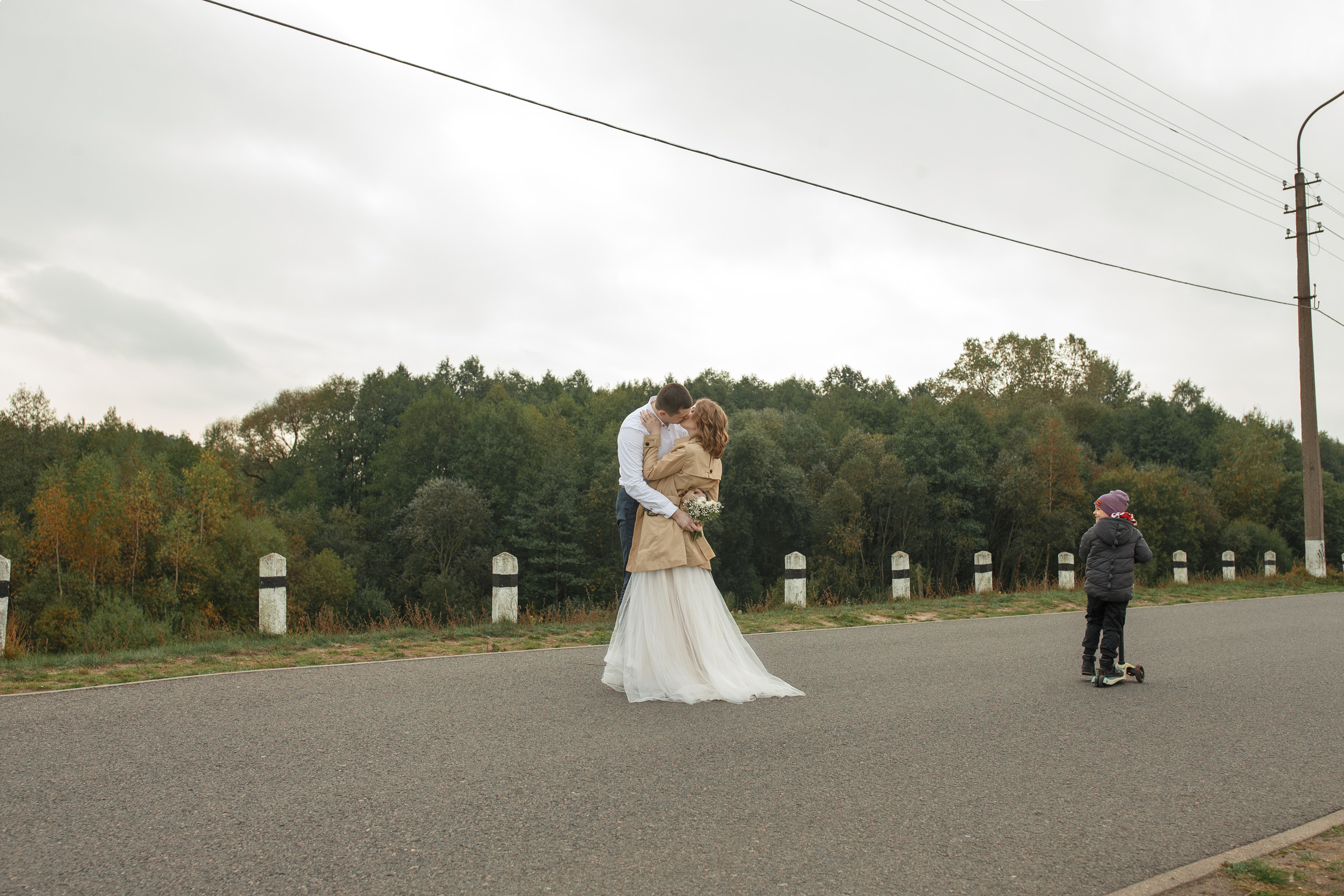 Свадебная прогулка красивой пары на берегу озера