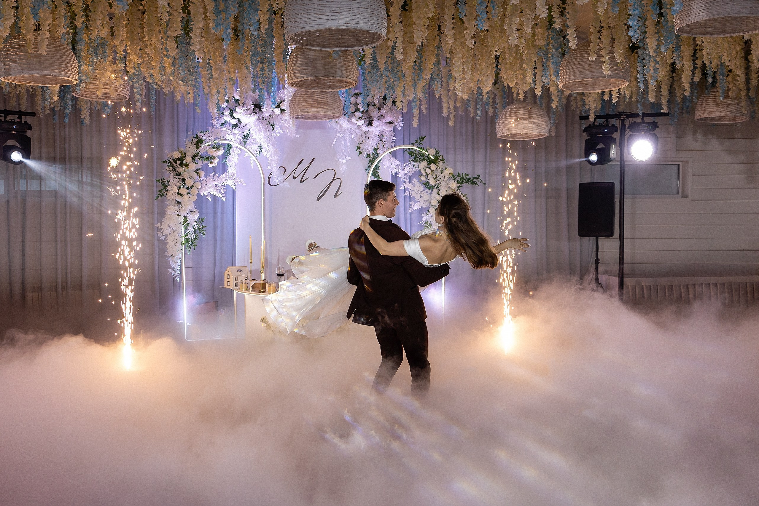 свадебный танец с тяжёлым дымом и холодными фонтанами в экоотеле маяк самара, сергей ярилин