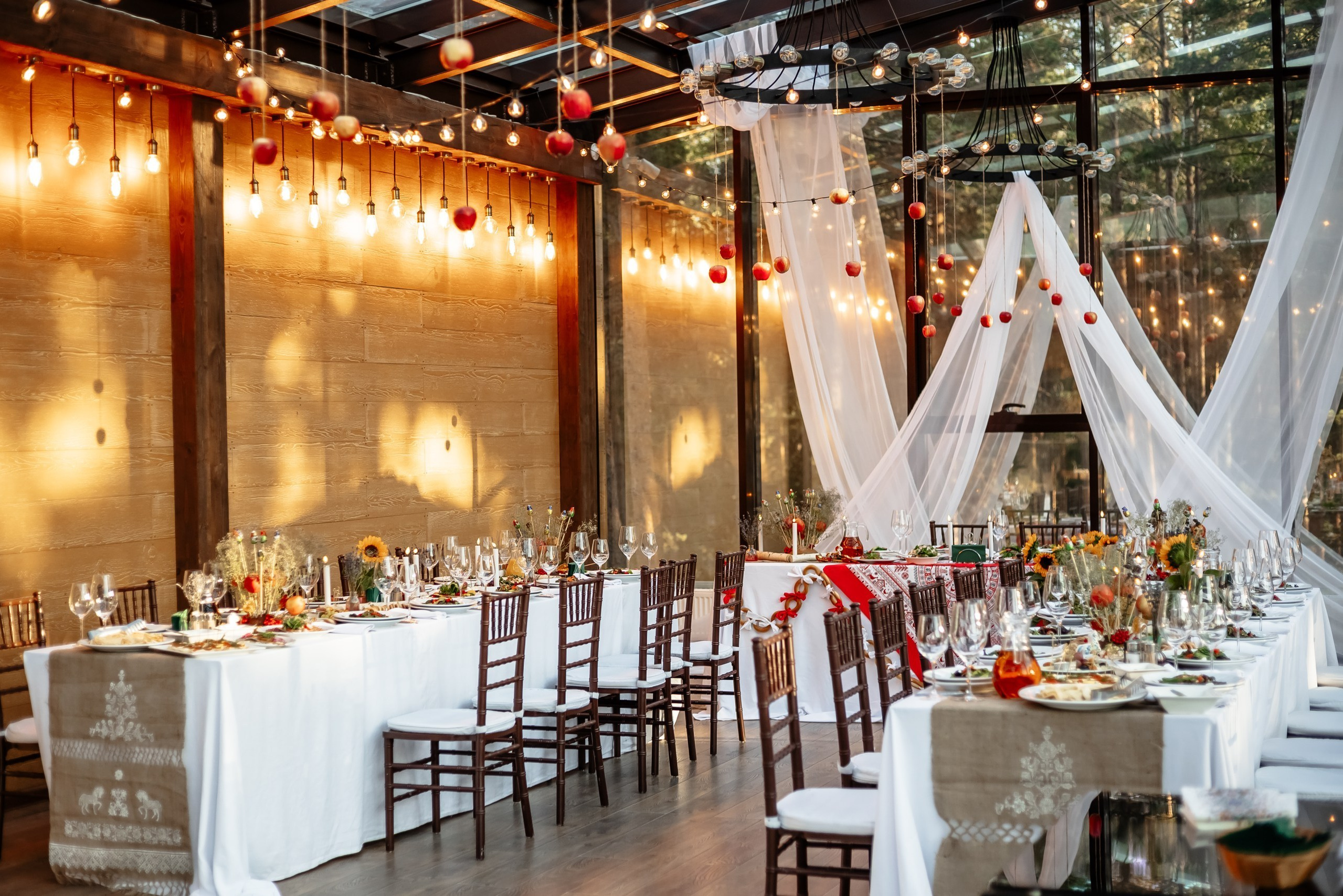 Как посадить гостей на свадьбе, юбилее и корпоративе: подробное руководство