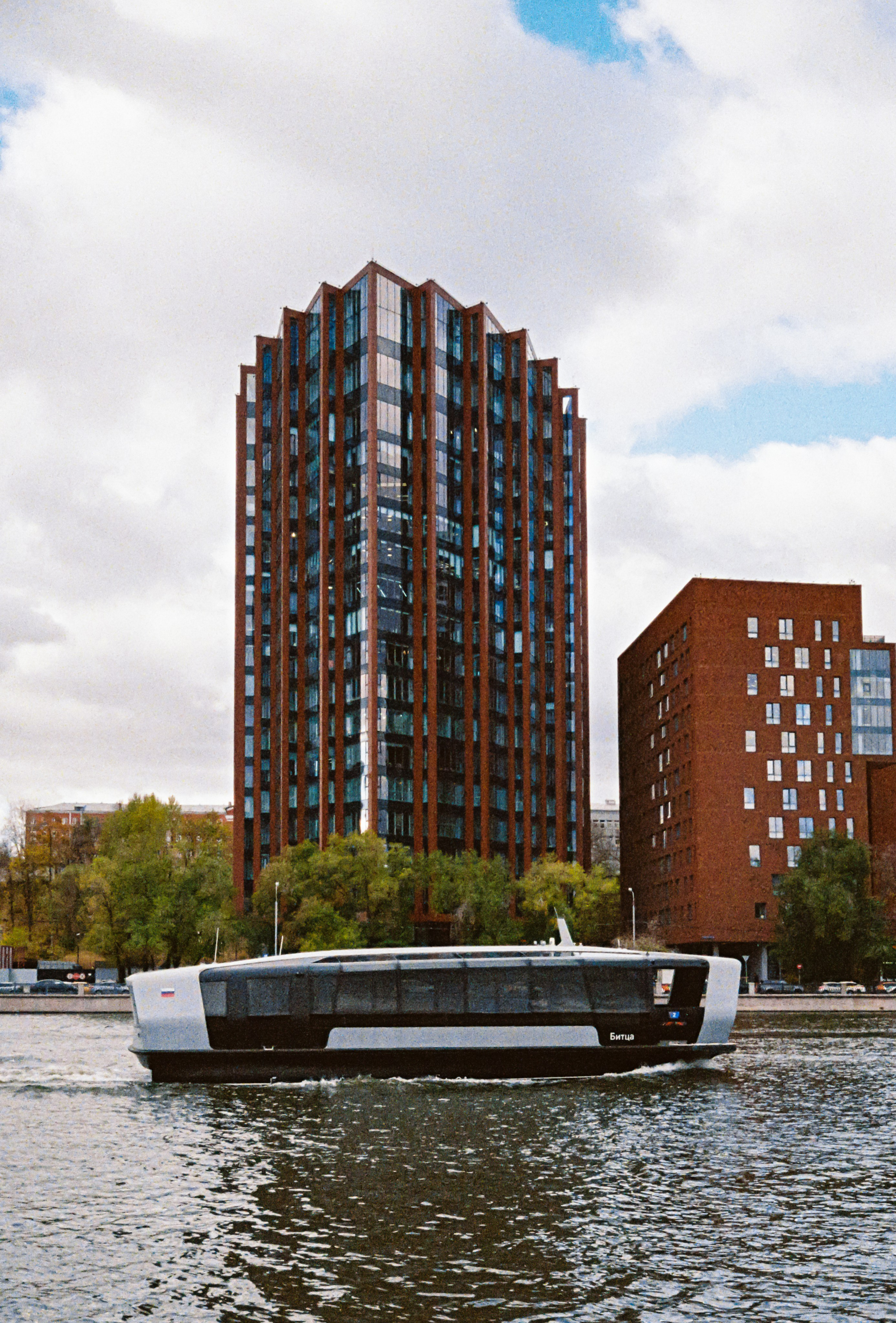 Электрический корабль Битца на Москве-реке