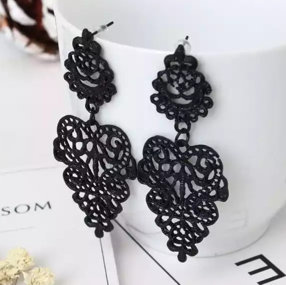 черные серьги в готическом стиле