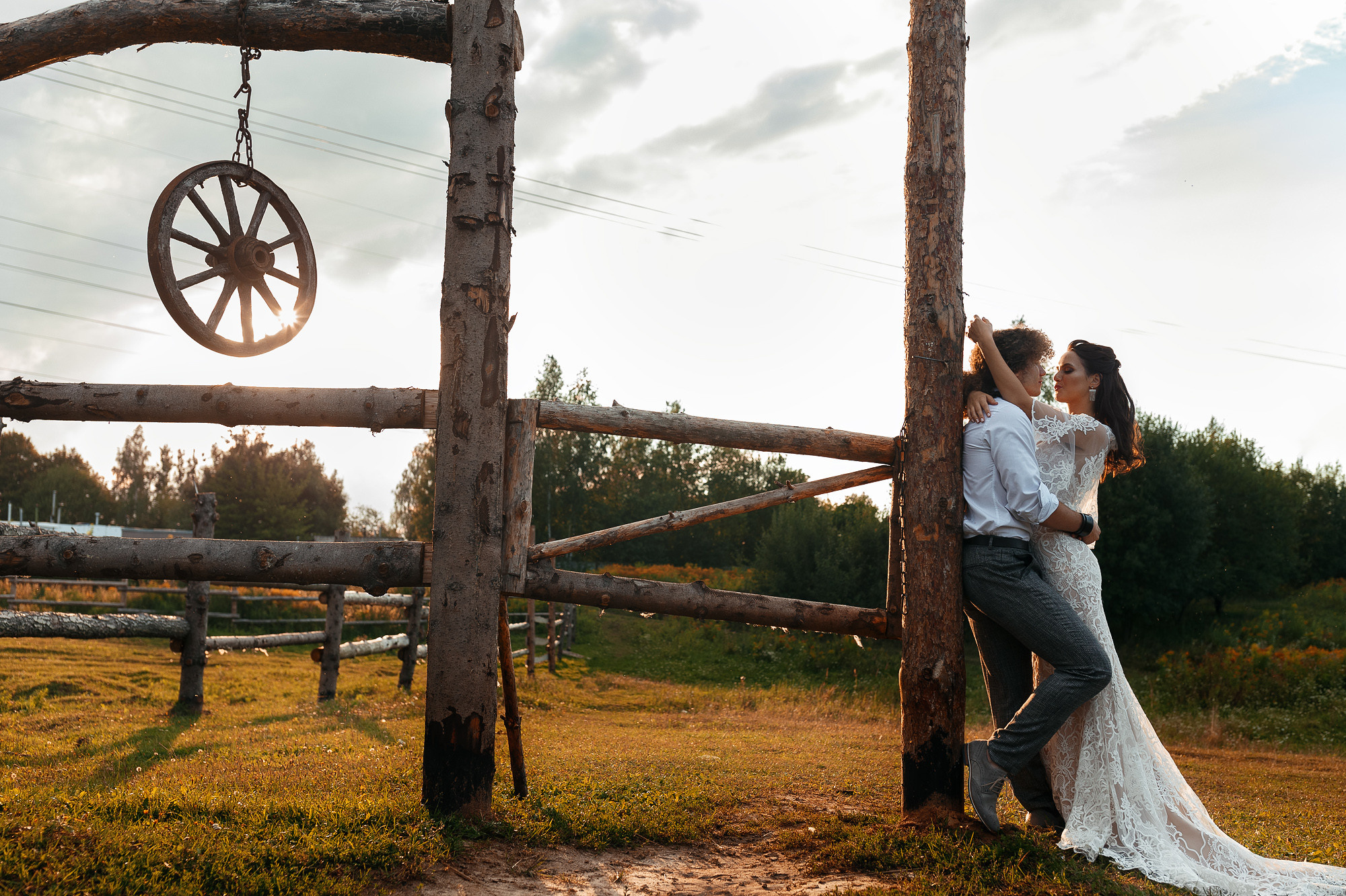 Фотосессия прекрасной пары на ферме среди лошадей