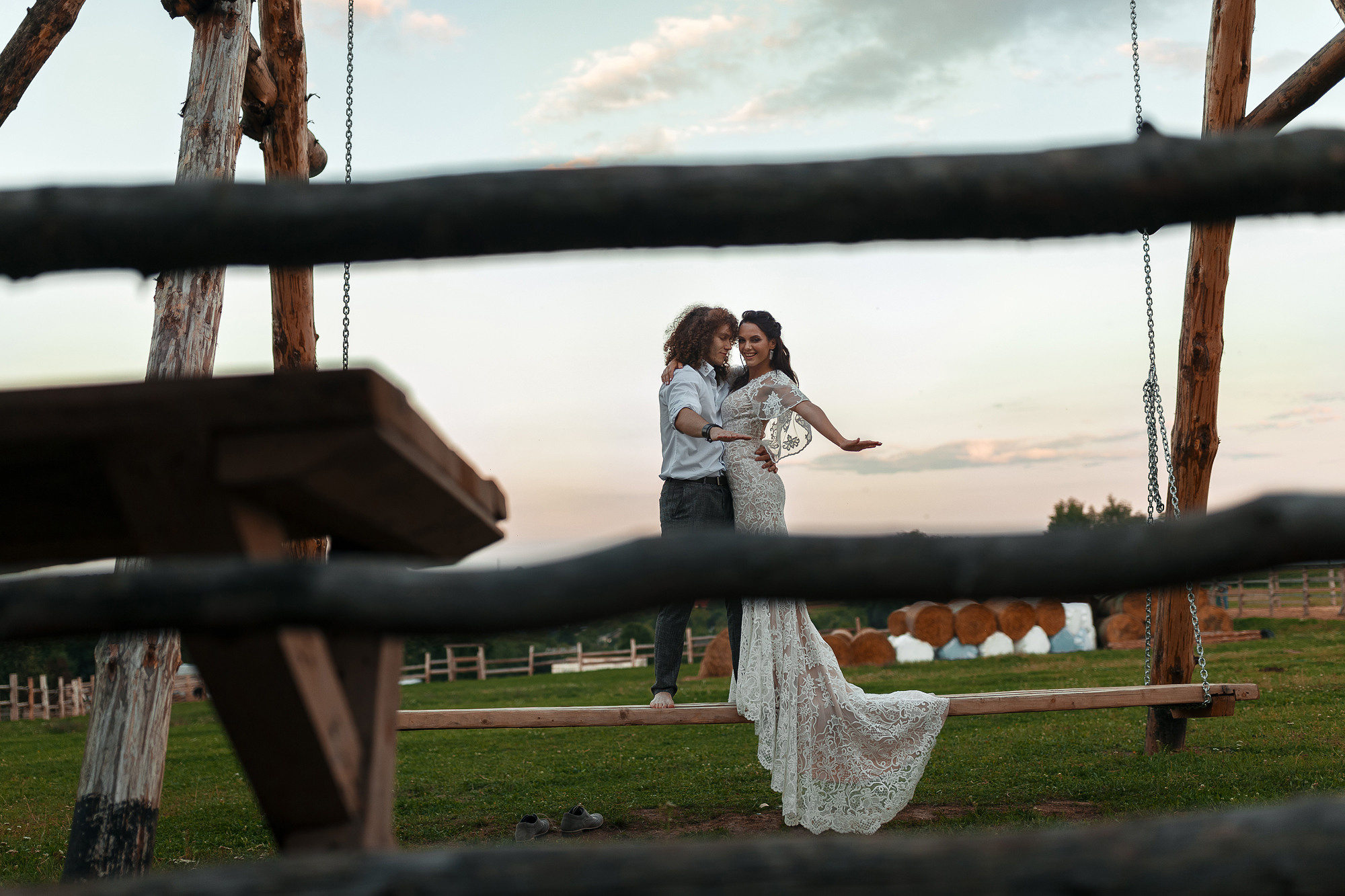 Фотосессия прекрасной пары на ферме среди лошадей