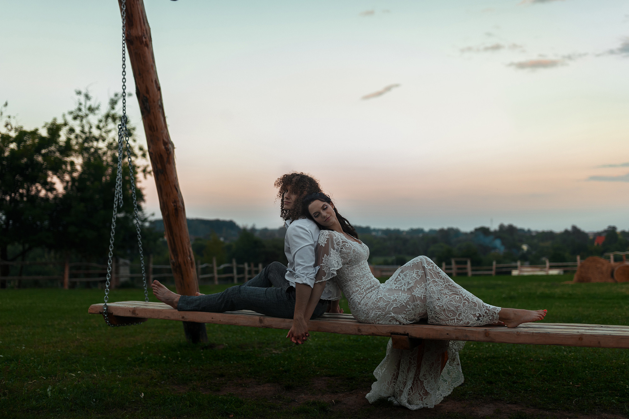 Фотосессия прекрасной пары на ферме среди лошадей