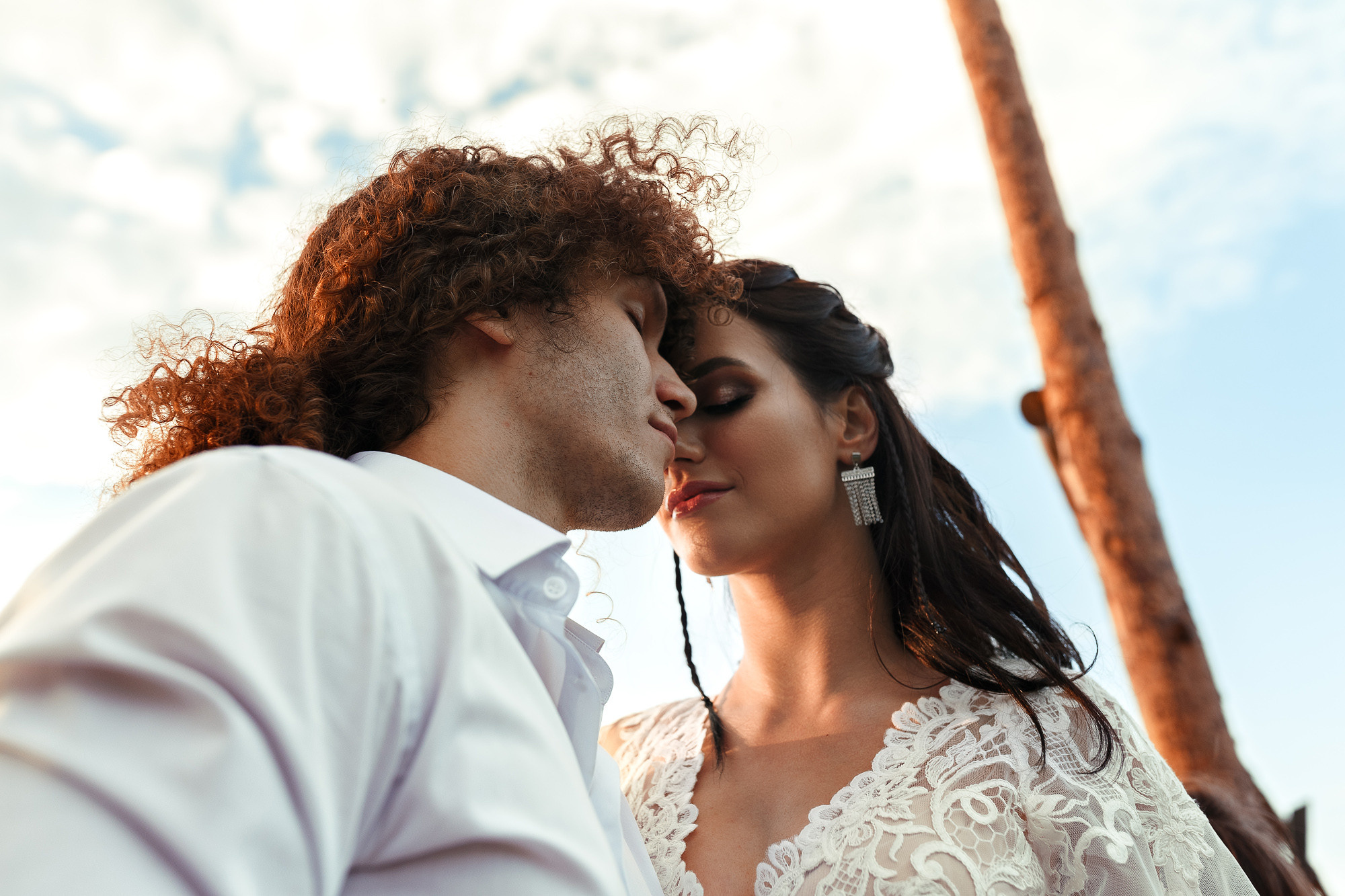 Фотосессия прекрасной пары на ферме среди лошадей