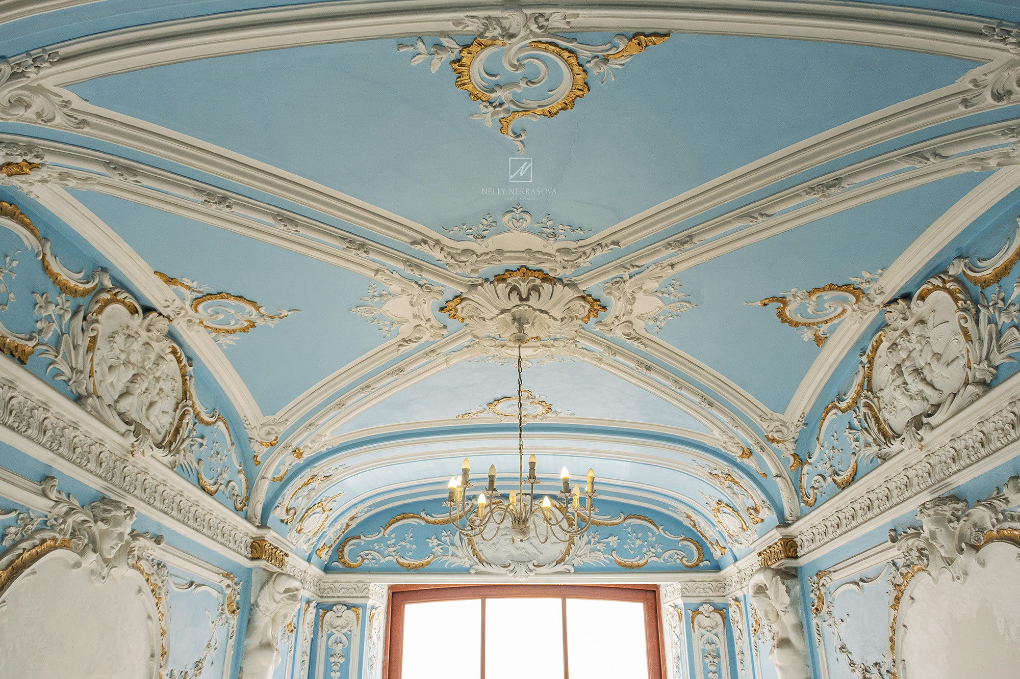 Небесно-голубая парадная особняка Каншина. Фотограф и искусствовед в Туле и Санкт-Петербурге Нелли Некрасова