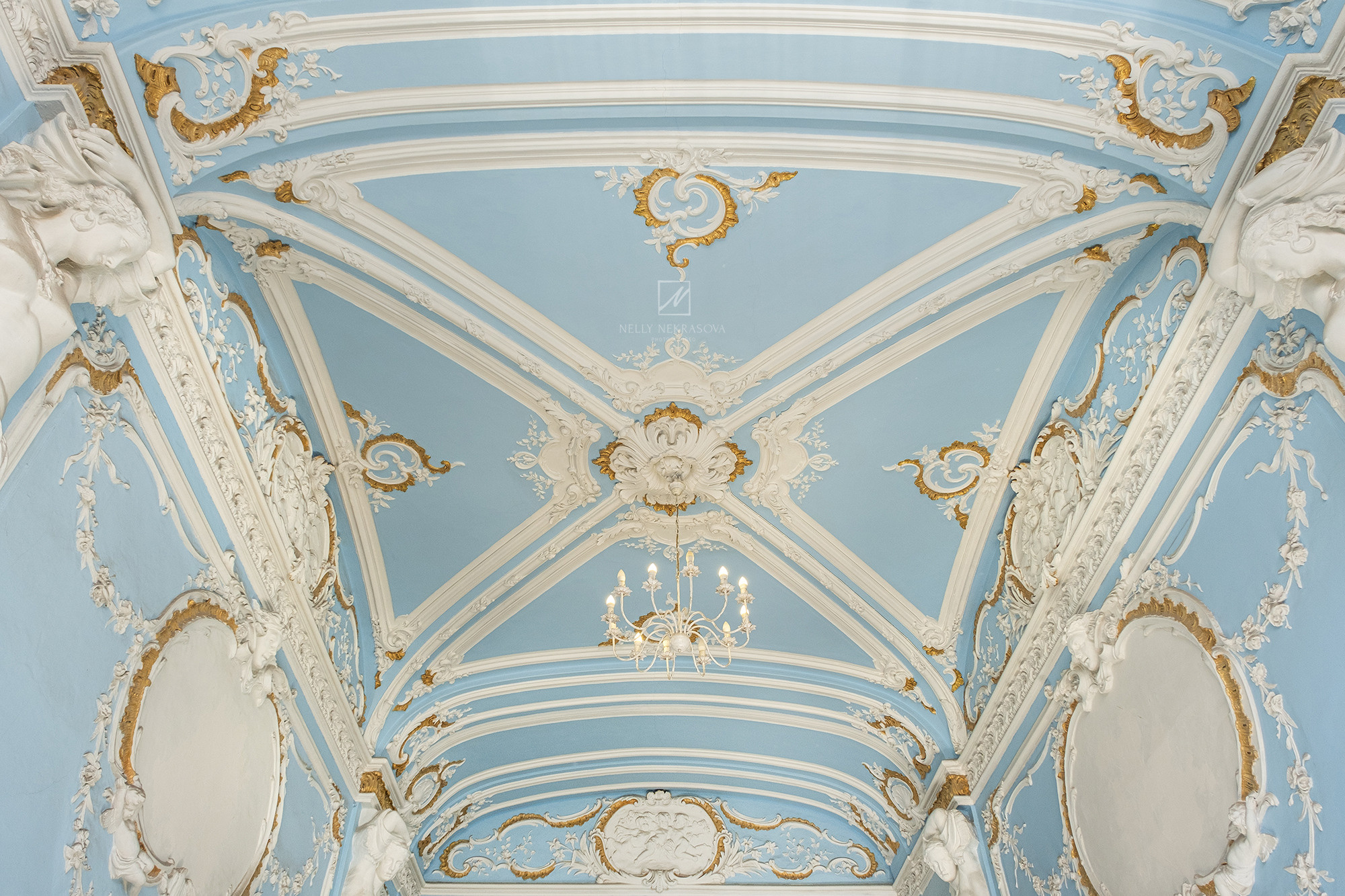 Небесно-голубая парадная особняка Каншина. Фотограф и искусствовед в Туле и Санкт-Петербурге Нелли Некрасова