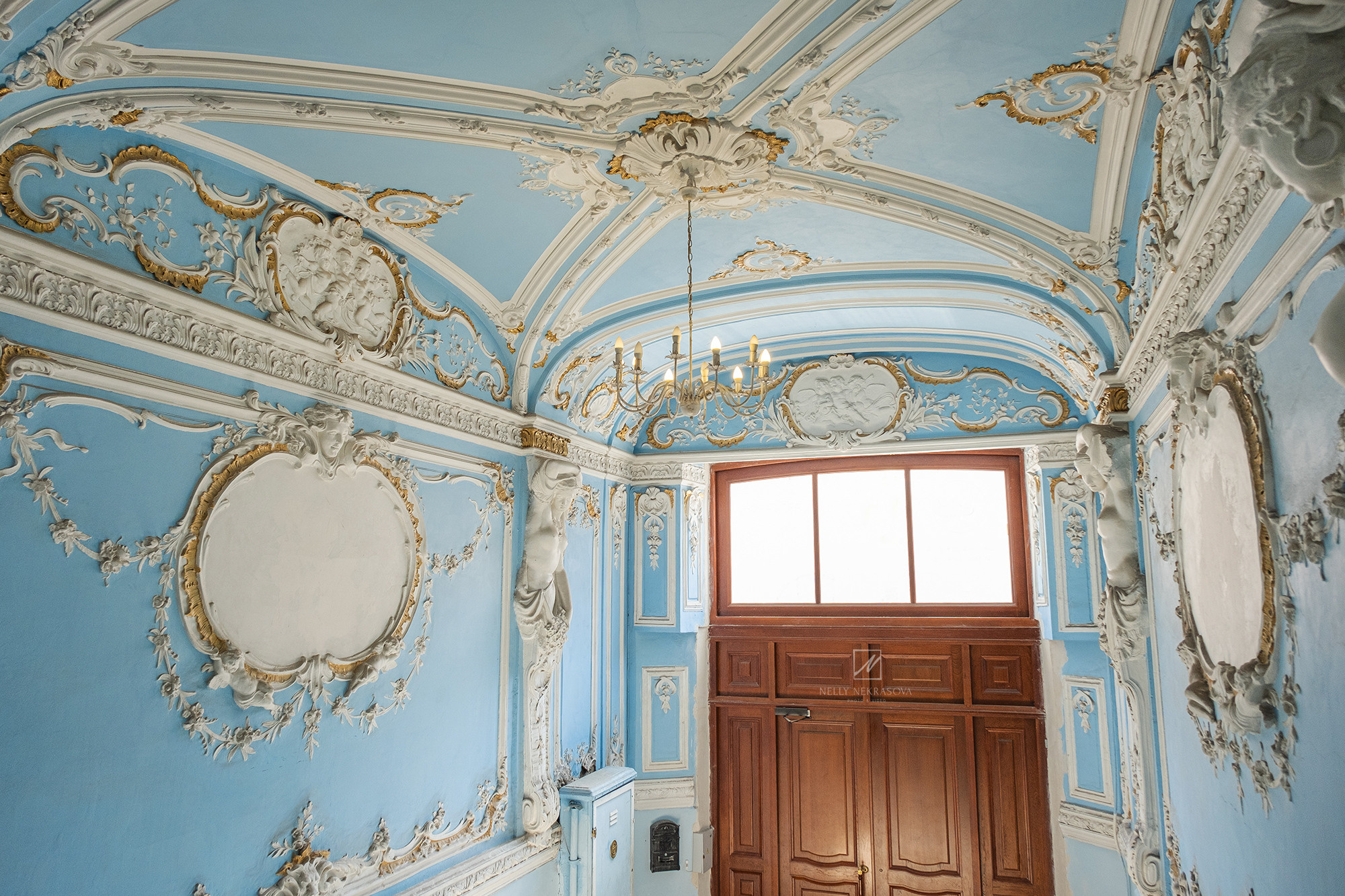 Небесно-голубая парадная особняка Каншина. Фотограф и искусствовед в Туле и Санкт-Петербурге Нелли Некрасова
