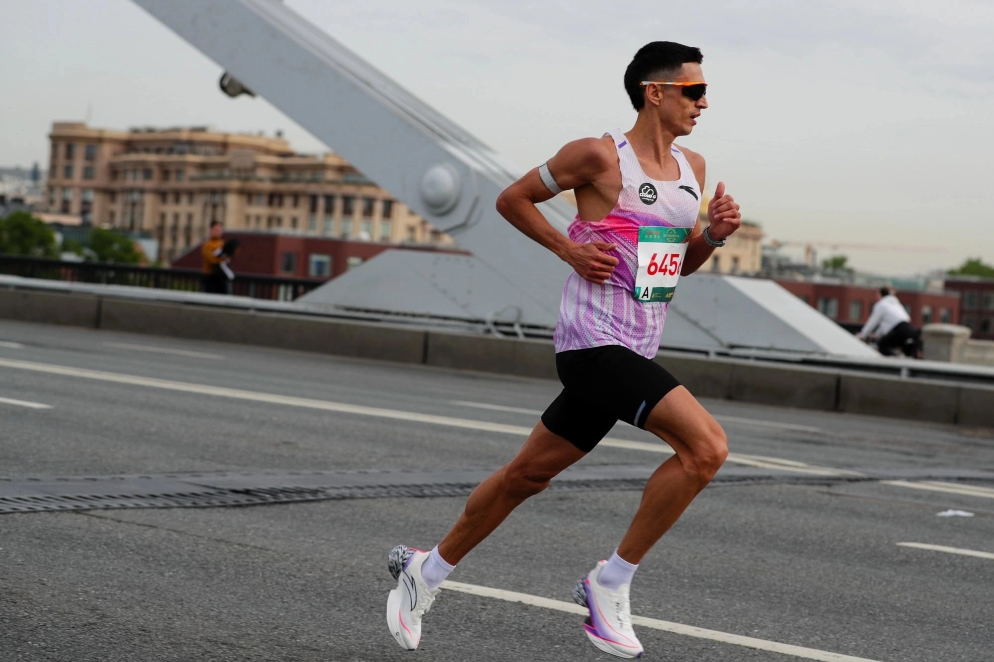 Ринас Ахмадеев лидирует на забеге Садовое кольцо от Бегового сообщества в Москве