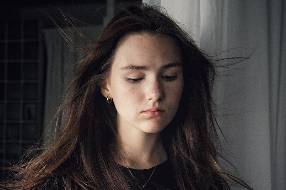 «Выразительный портрет с естественным освещением и акцентом на характер»