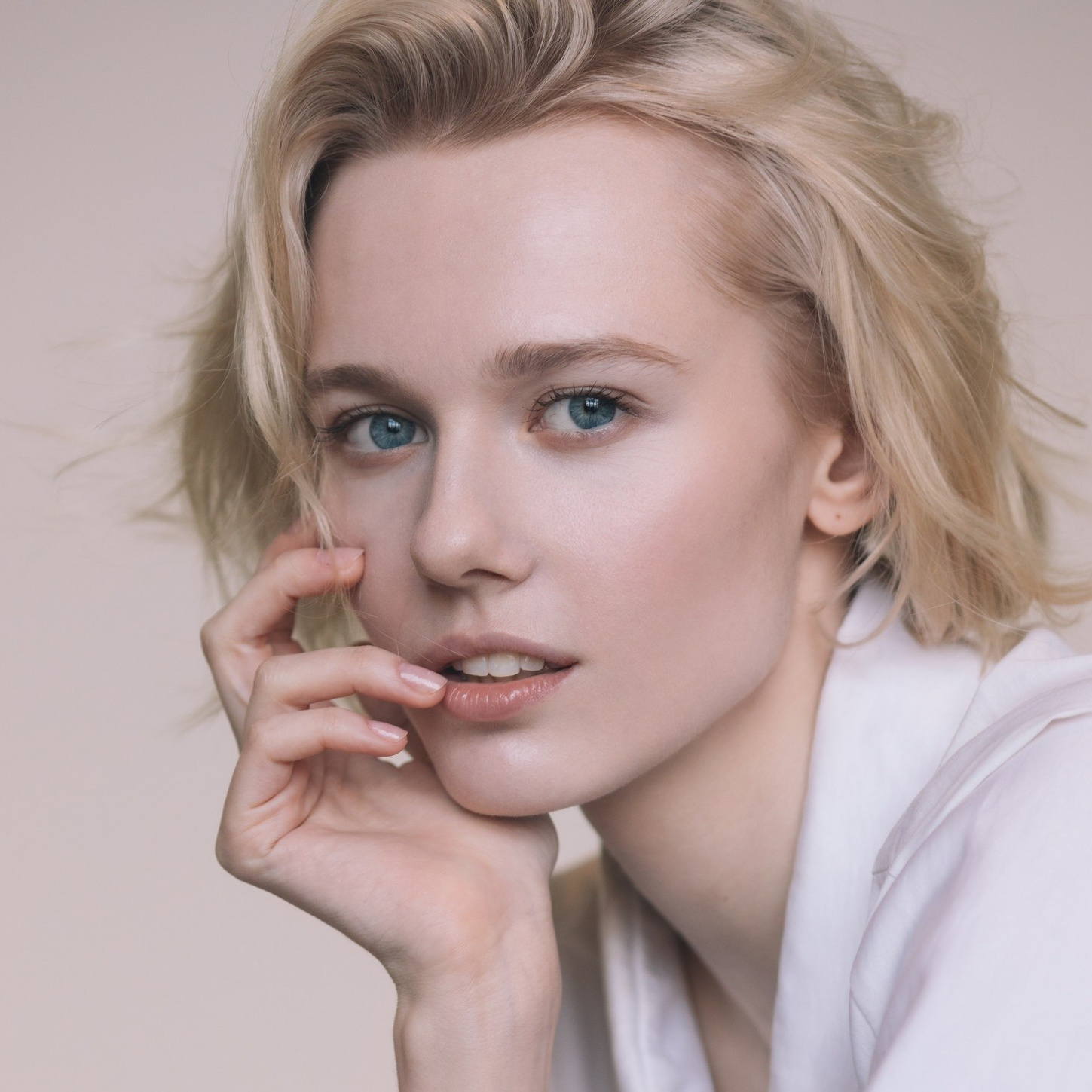 Яркие и запоминающиеся снимки: предметная съемка с моделями девушками в Москве.