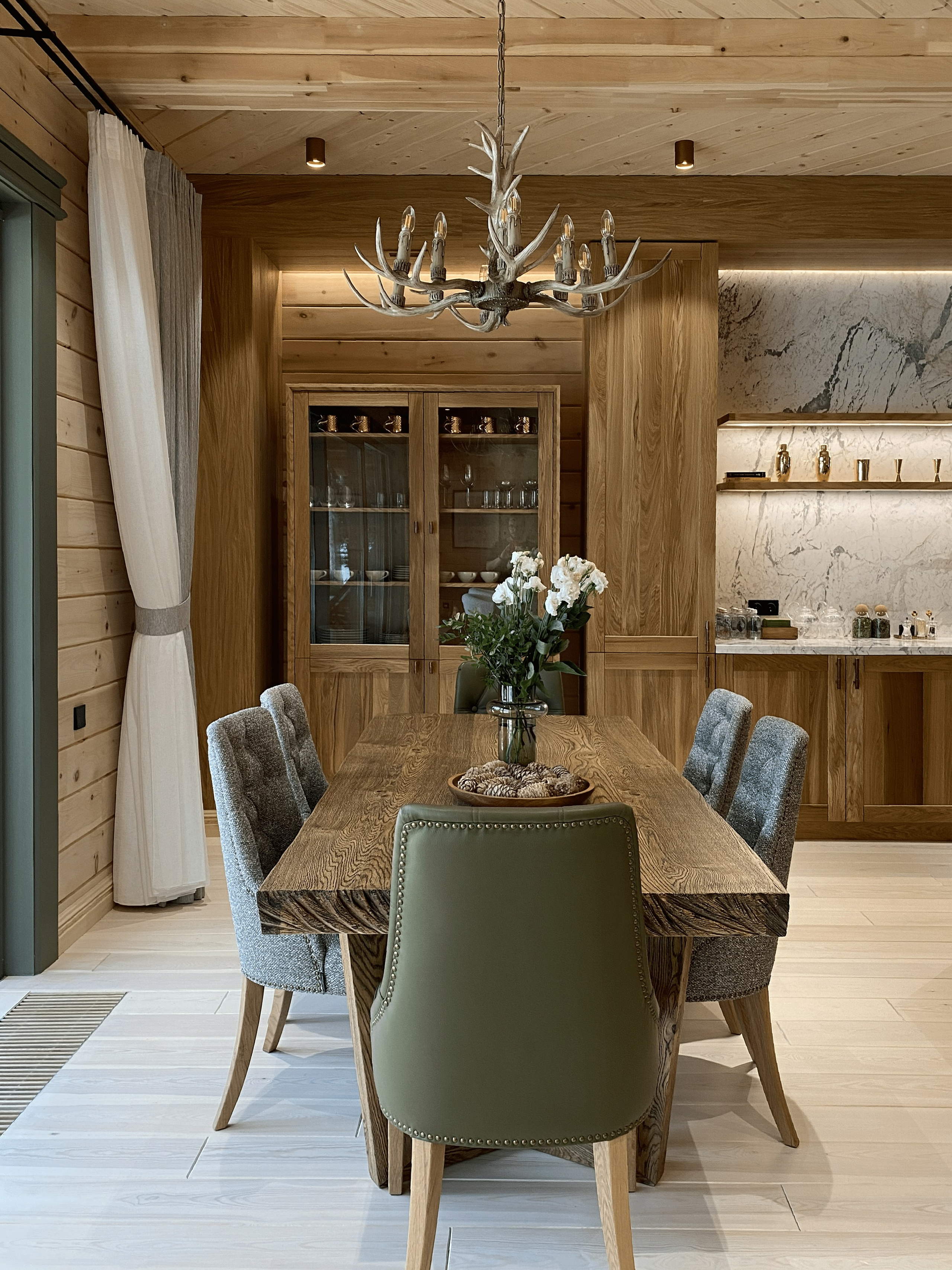 GRAND CHALET RIVER / коттедж на территории отеля Grand Chalet Altay, 405 м². Rezells Architects — студия дизайна жилых и коммерческих интерьеров