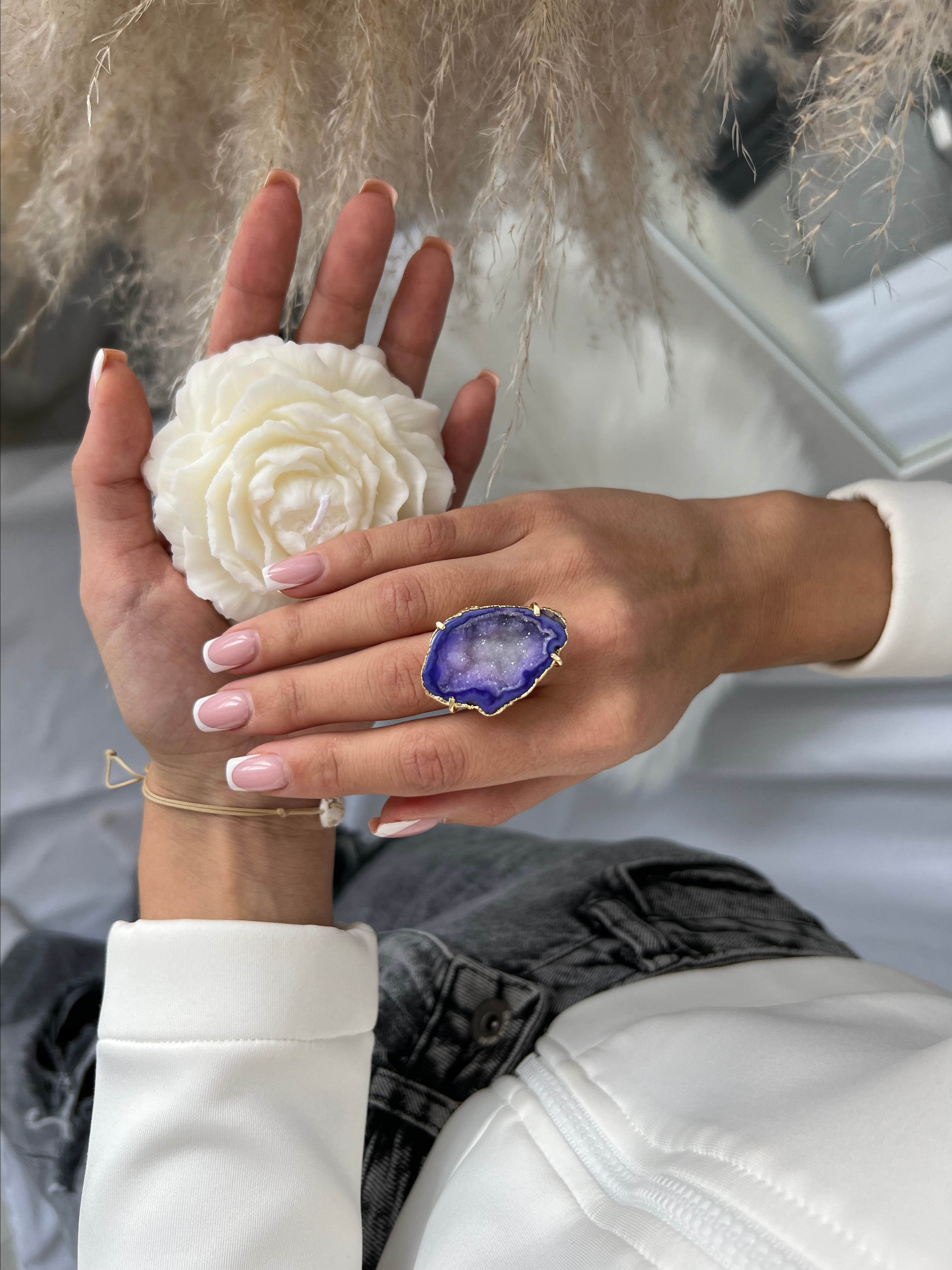 Лиловое фиолетовое кольцо с невероятным переливом внутри очень красиво сверкает жеода