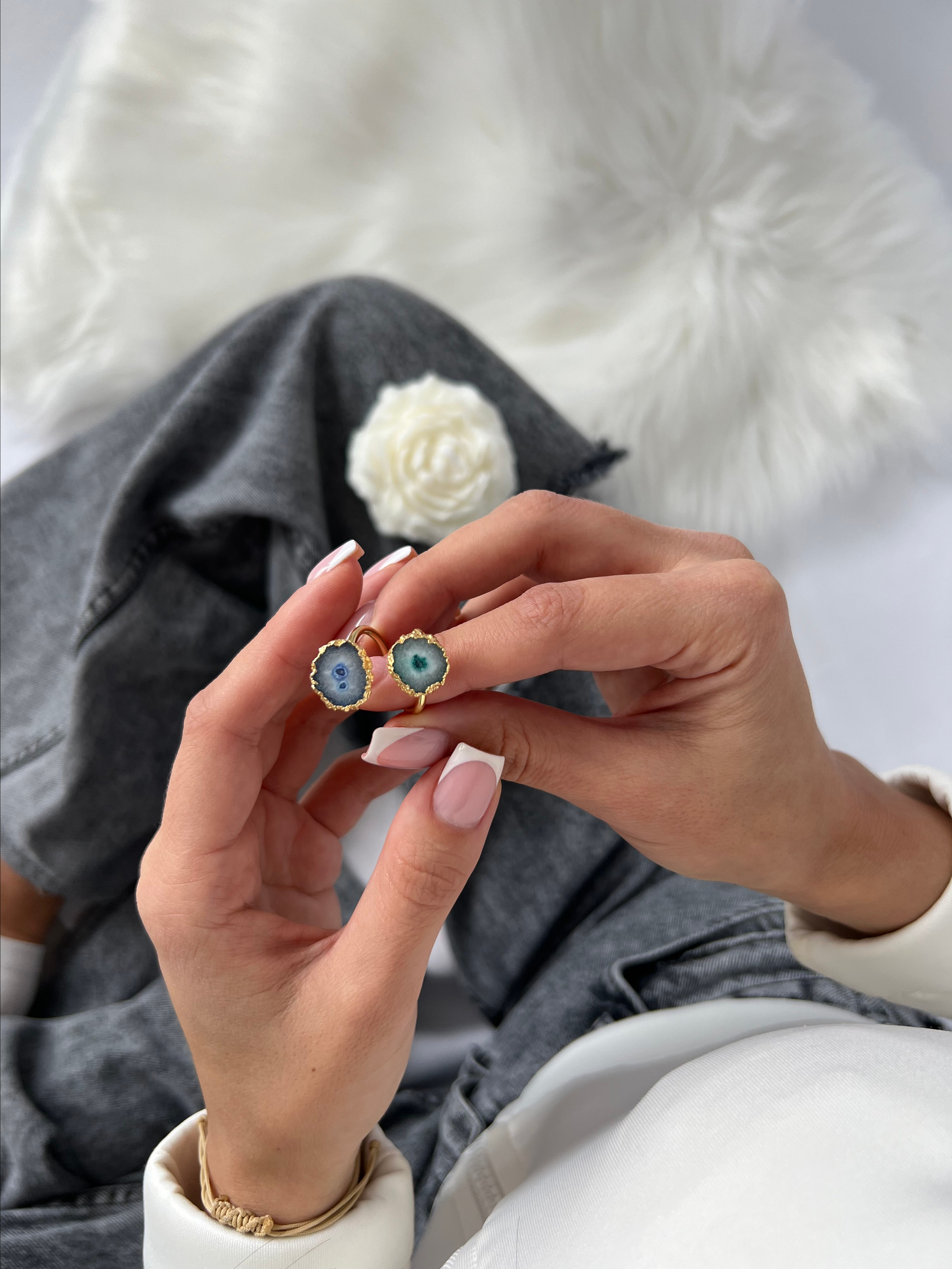 Маленькая колечко из натуральных минералов регулируюется на любой палец