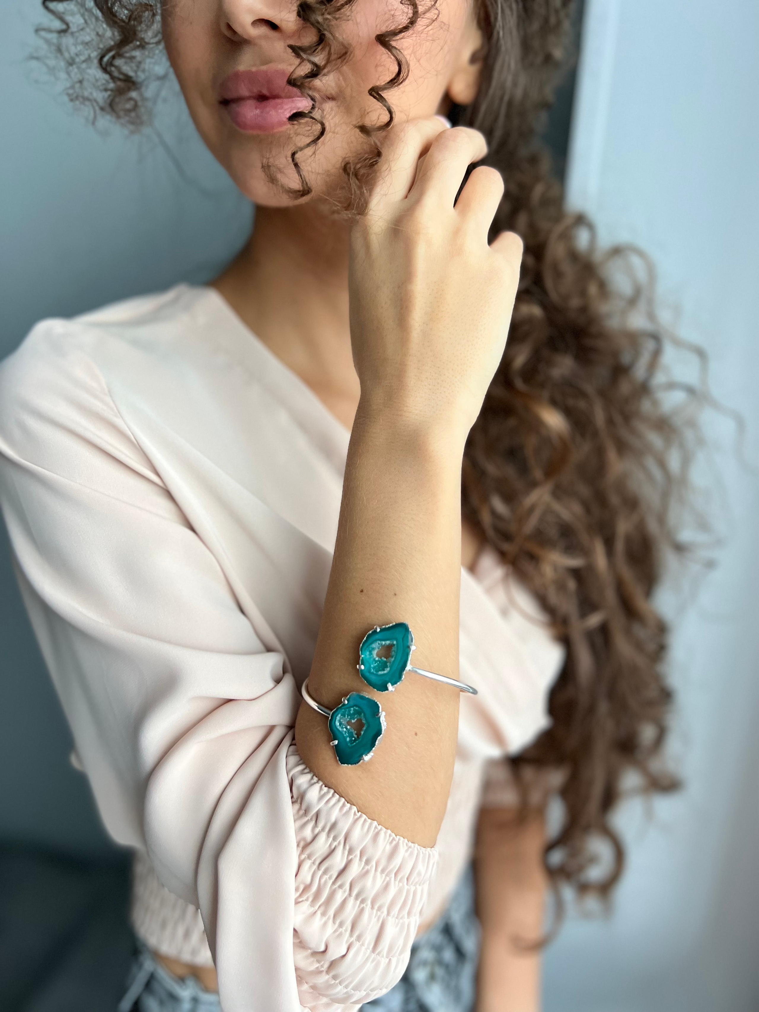 Браслет из срезов Агата на руке брюнетки 