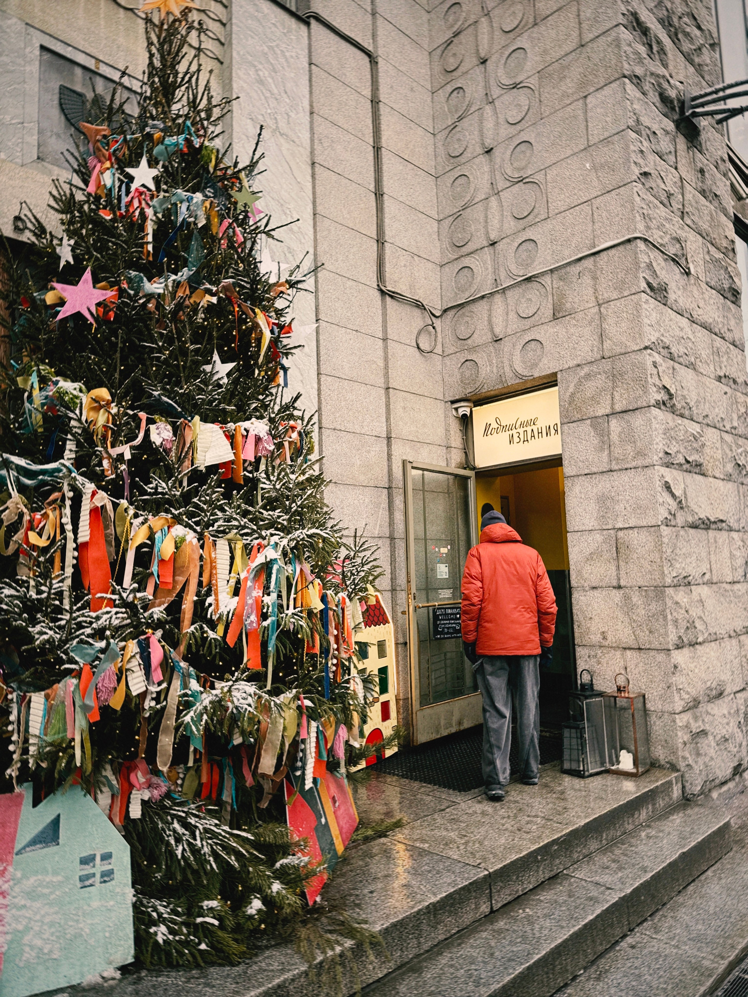 Пара гуляет по заснеженным улочкам Петербурга — в объективе фотографа Марии Оводовой