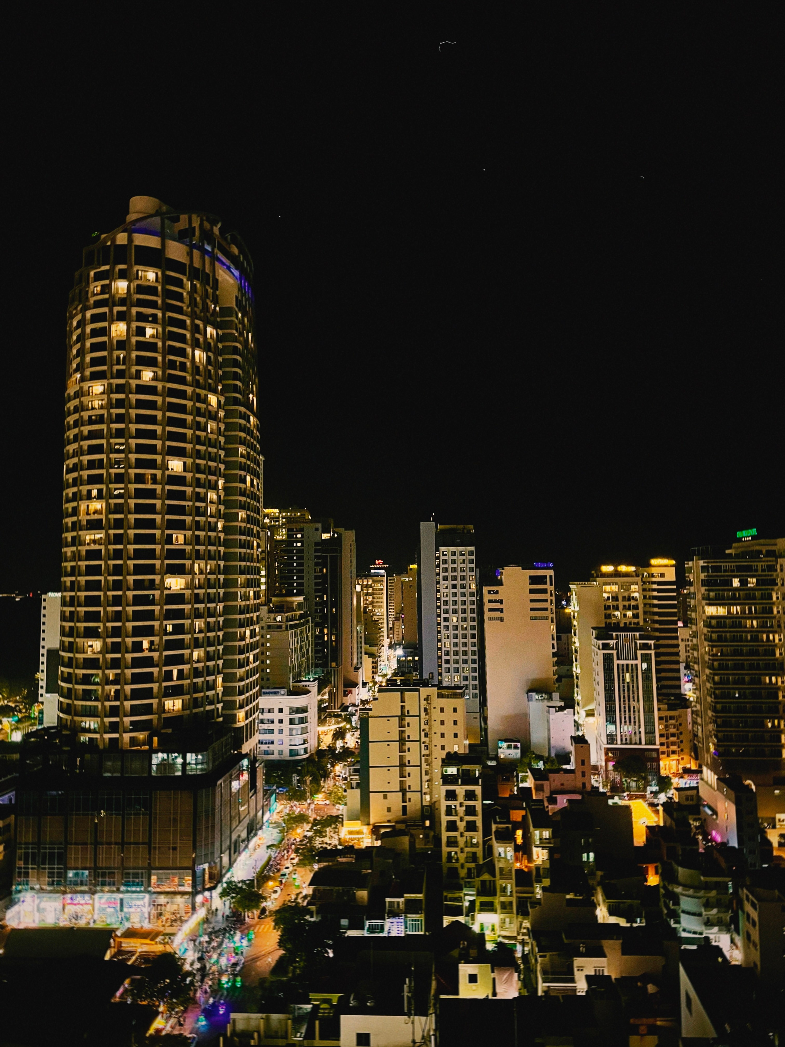 Вечерние кварталы Нячанг — удивительный городской стиль