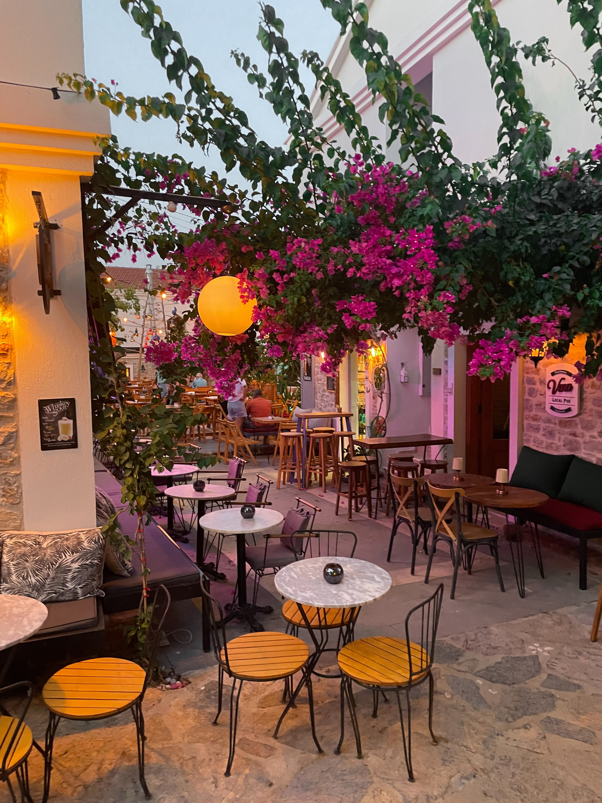 Ужин в ресторане у моря в Датче Турция, атмосфера вечернего города