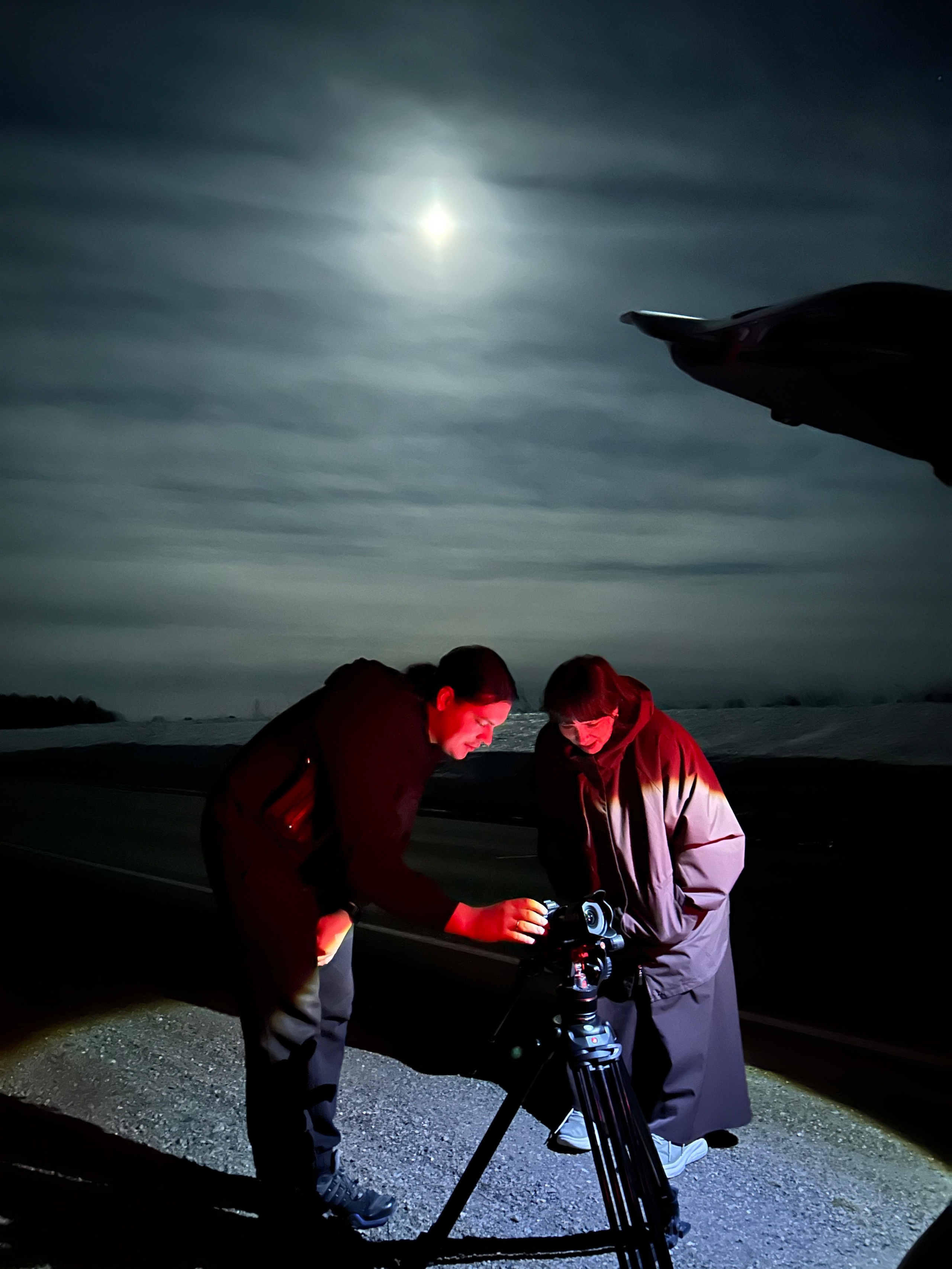 Уходит с уязвлённым самолюбием. Донеал Скнарь — концертный фотограф