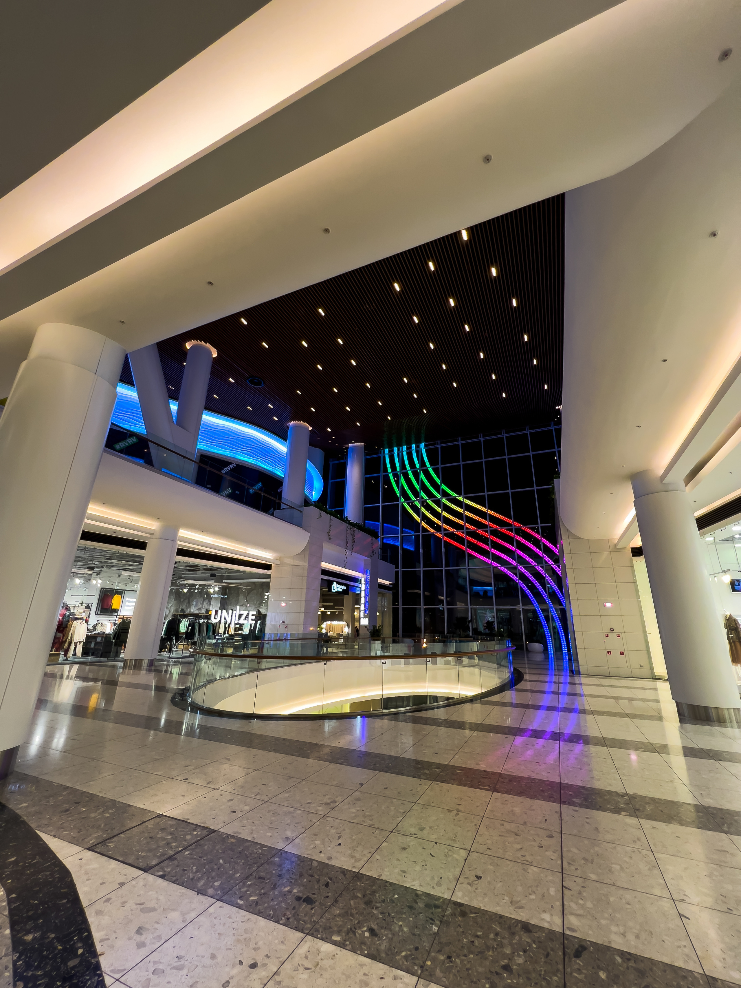 Большое окно в ТЦ "Ривьера" в Москве