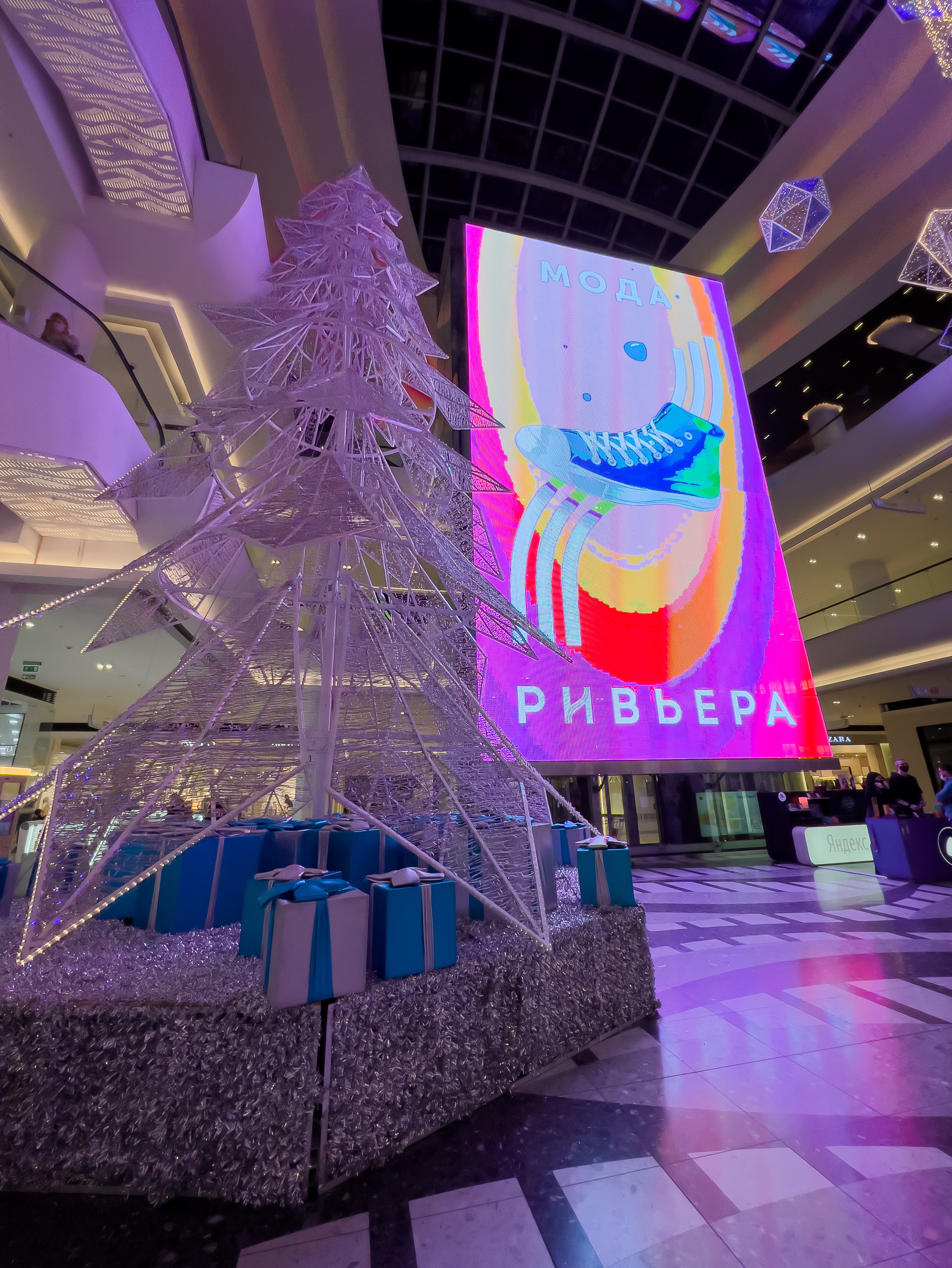Интерьер ТЦ "Ривьера" в Москве