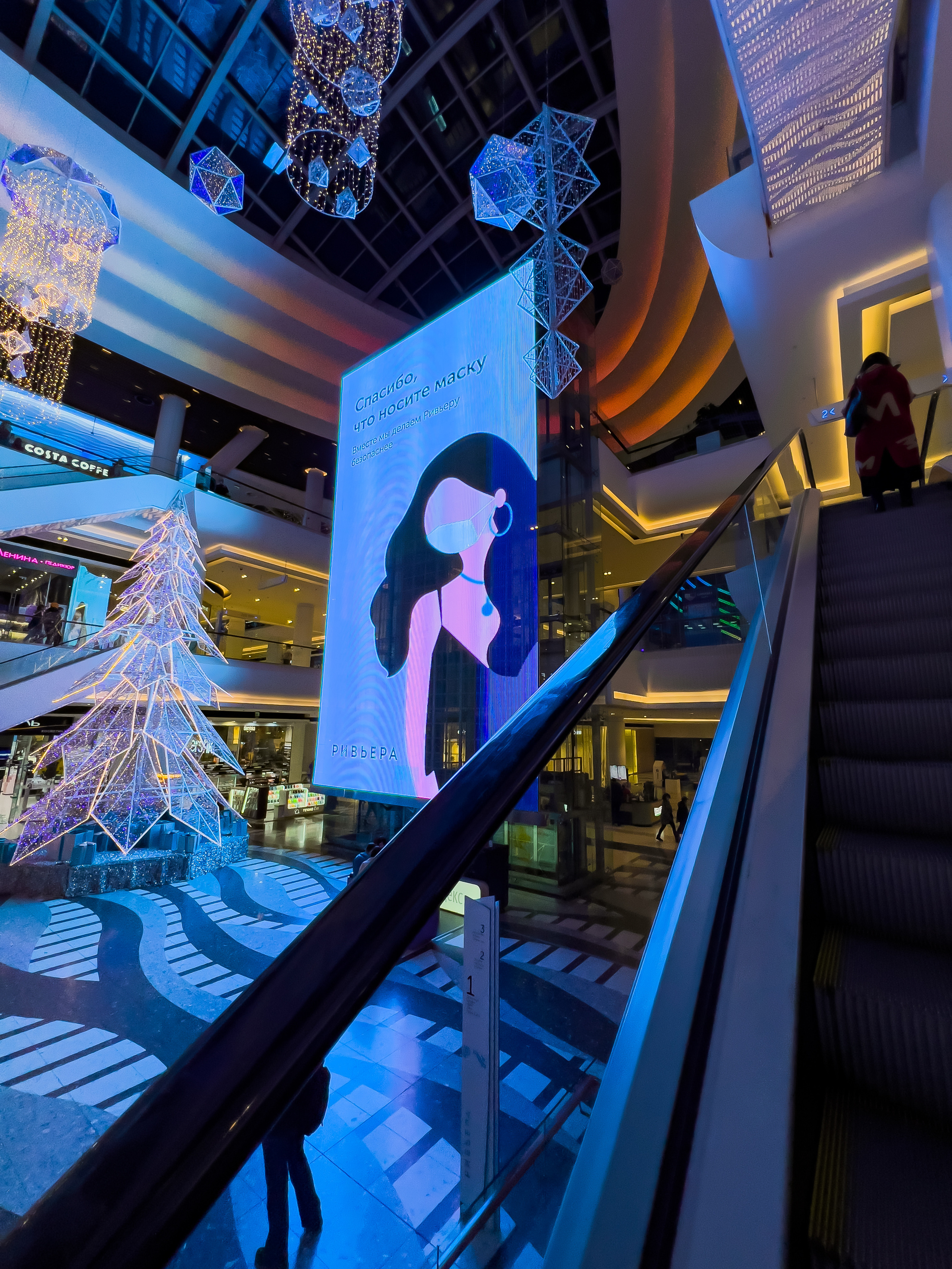 Эскалатор в ТЦ "Ривьера" в Москве