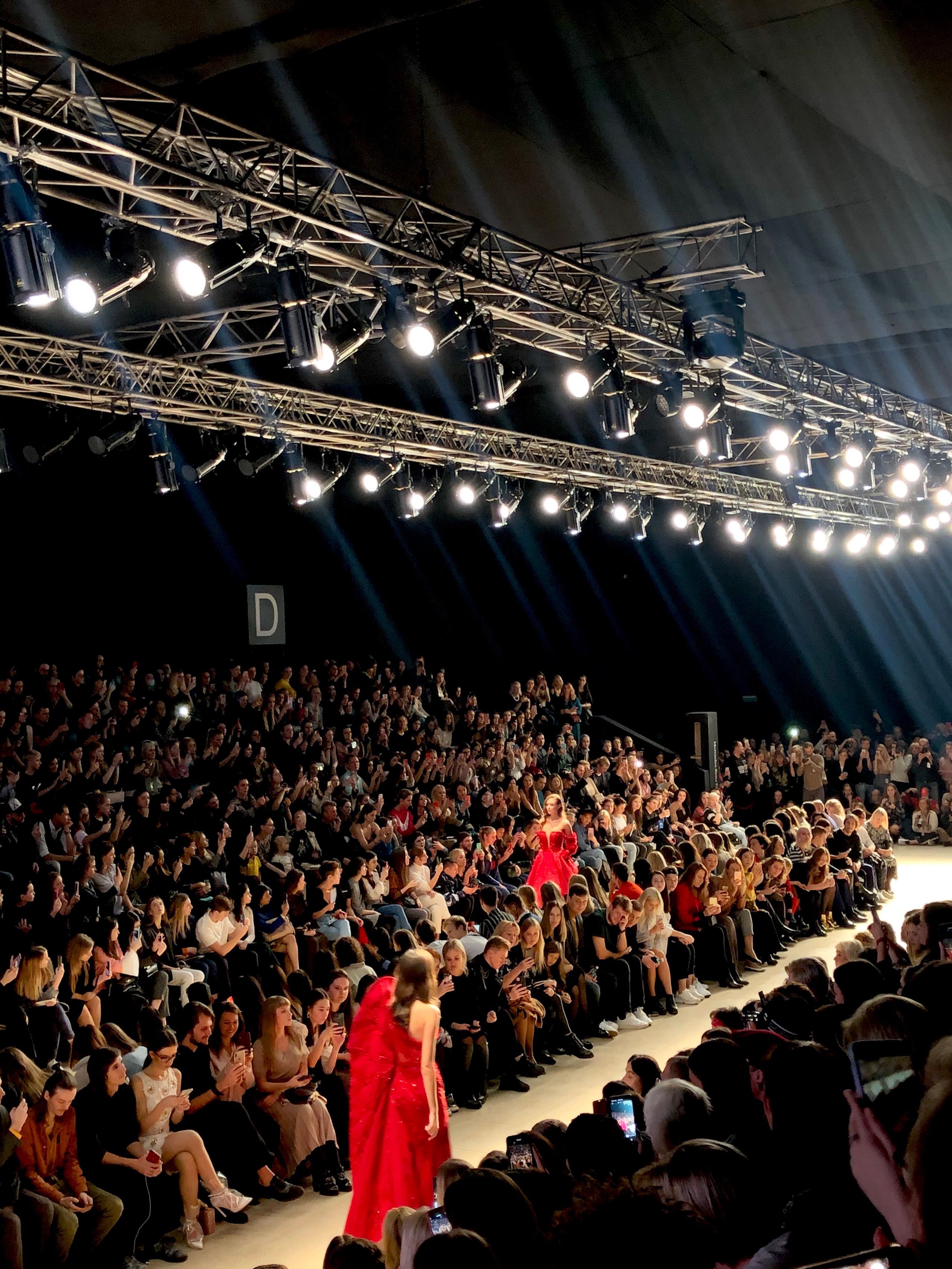 В такие моменты хочется оказаться на месте зрителя…. Anastasia Jes