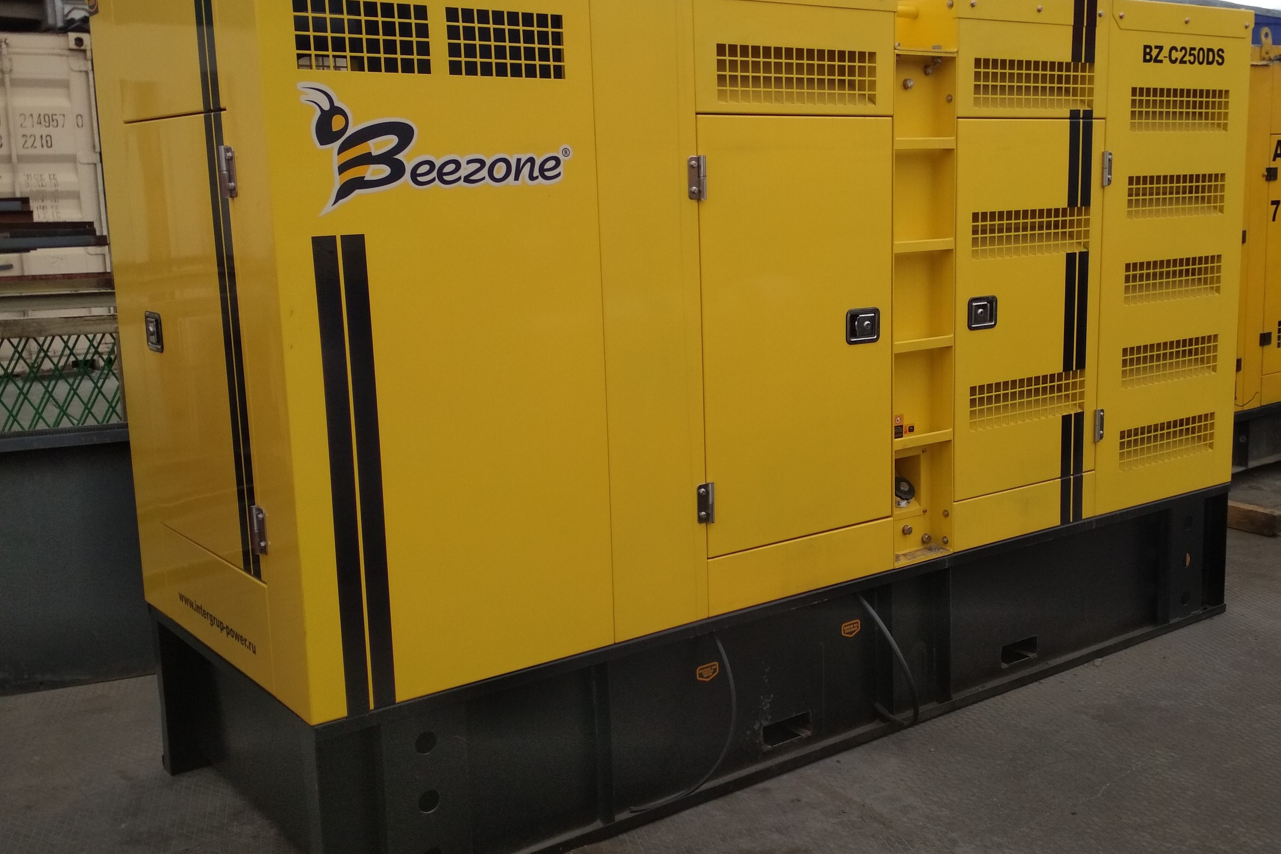 Дизель генераторная установка марки Beezone с двигателем Yuichai. Продажа надежной спецтехники от компании СТИ в г. Новосибирск