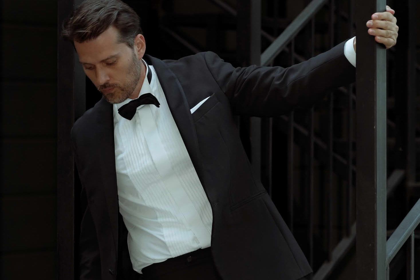 Жених в классическом костюме выходит по чёрной лестнице