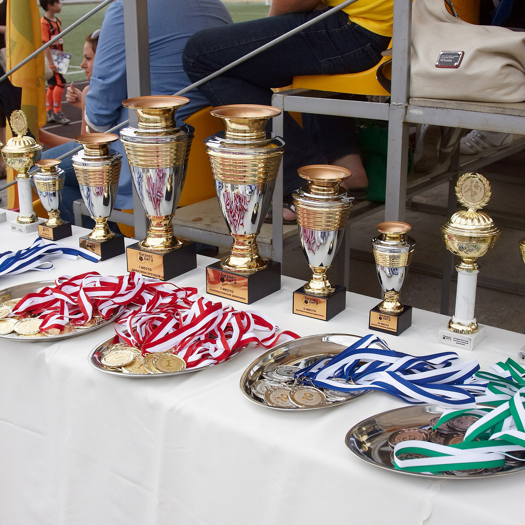 Награждение участников после тимбилдинга: победители получают медали и кубки