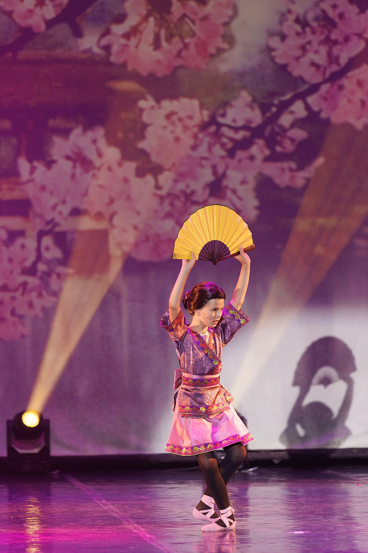 Репортажная фотосъемка отчетного концерта студии танцвев LilBallerine. Профессиональный фотограф в Новосибирске