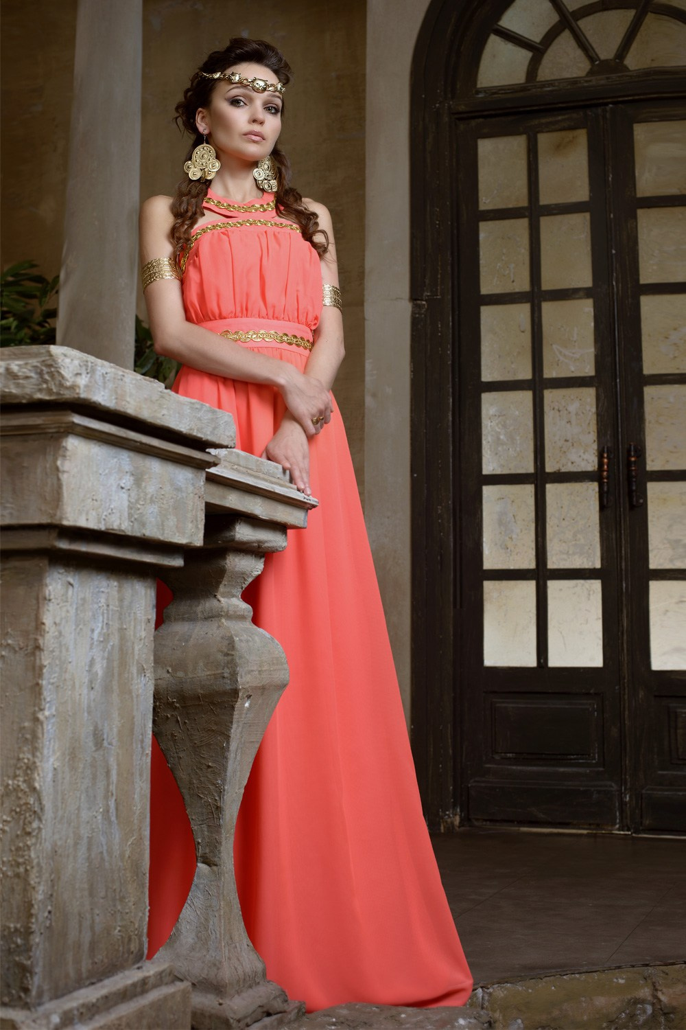 Костюмированная фотосессия девушки в греческом стиле в античном интерьере в розовом с золотым платье