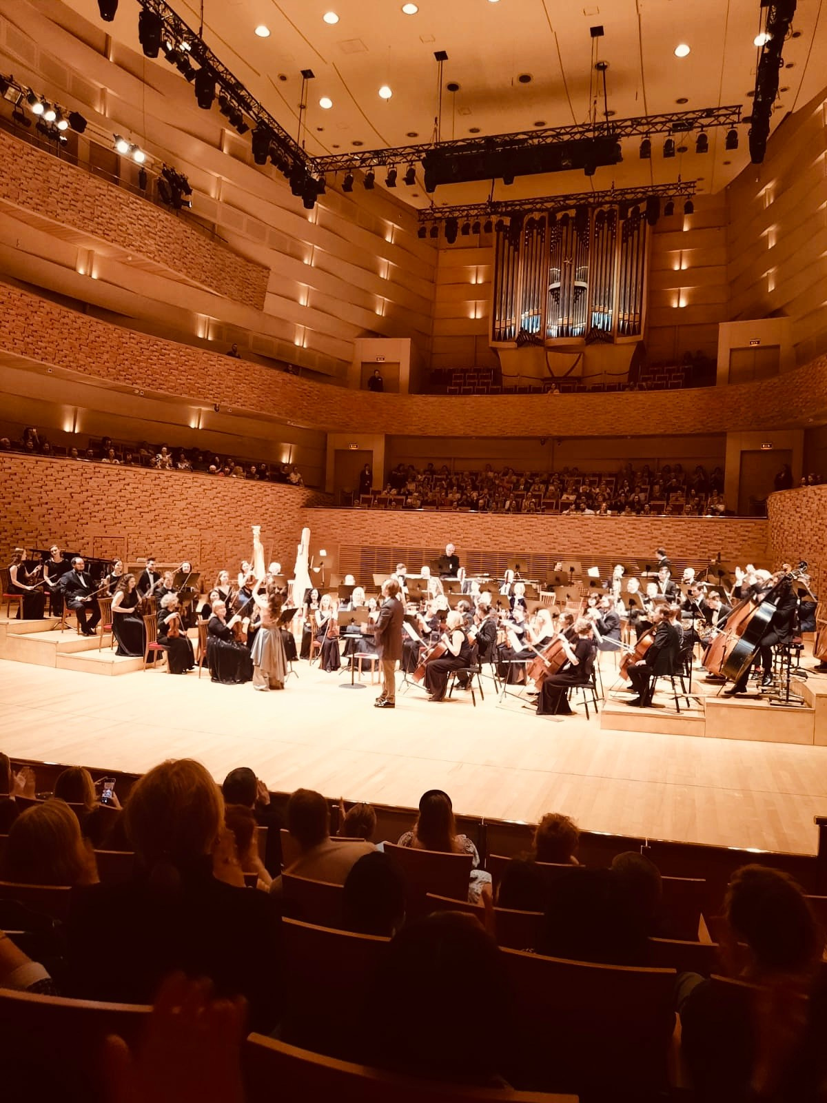 На сцене. Скрипачка Анна Савкина