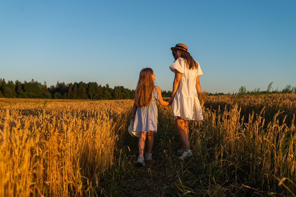 Поле, закат и наши улыбки. Фотограф Мария Ковкова