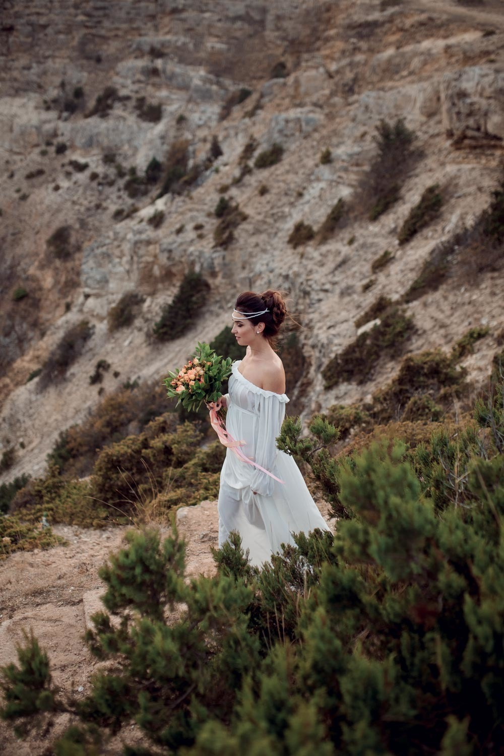 Невеста в горах у моря